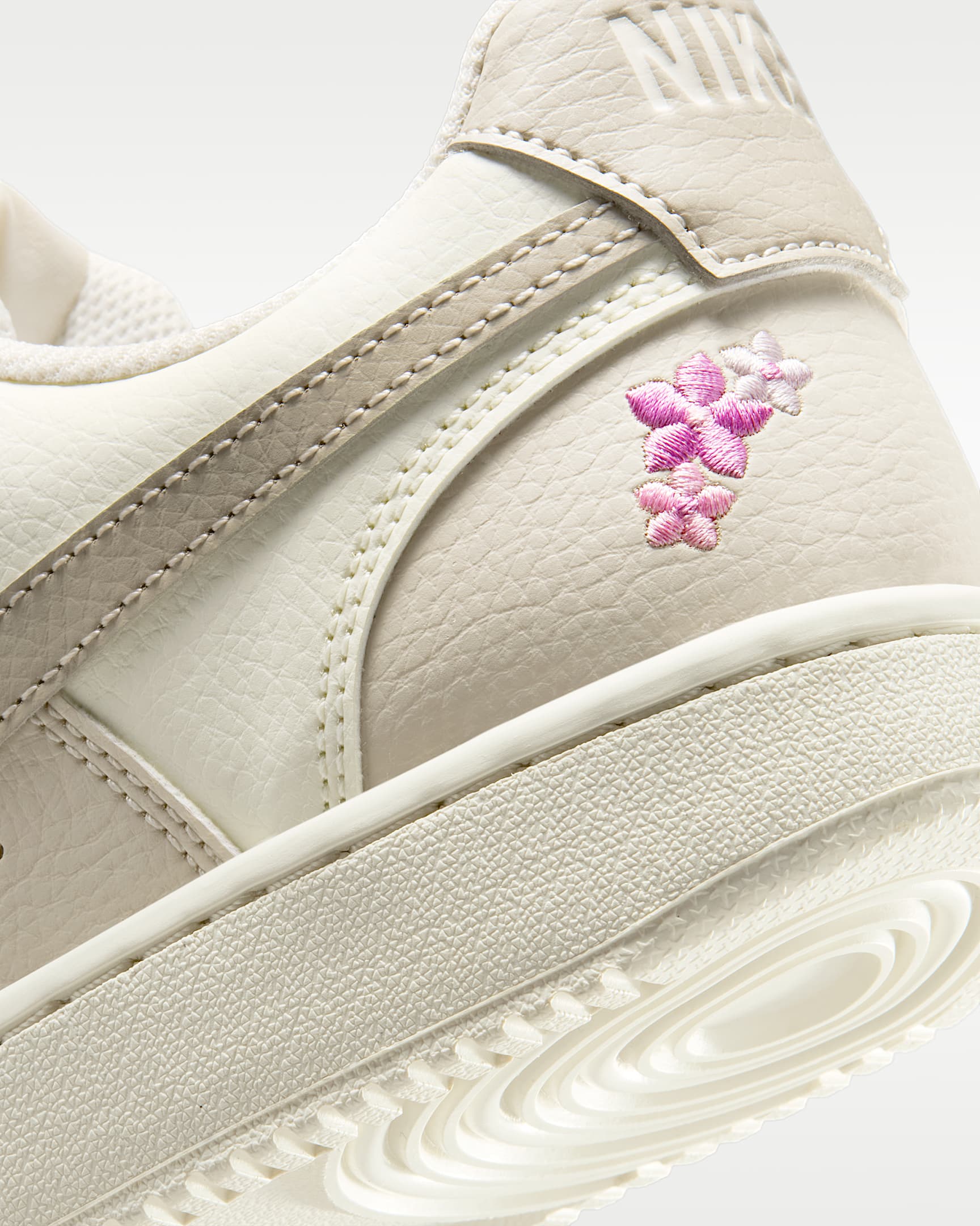 Nike Court Vision Low SE "Stitched Floral" Kadın Ayakkabısı - Sail/Light Orewood Brown/Cream II