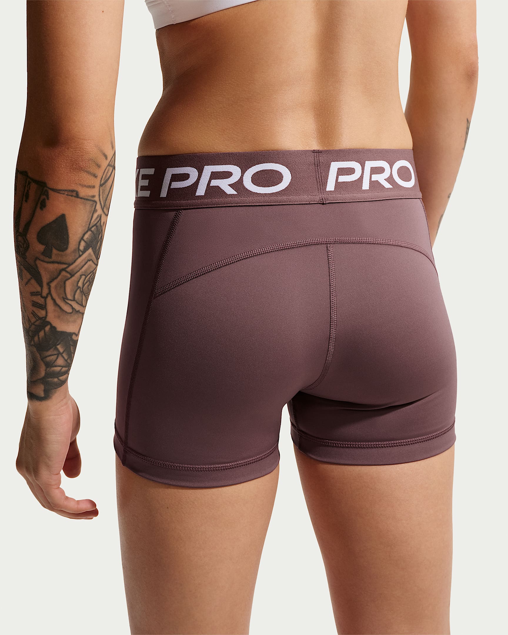 Nike Pro Normal Belli 8 cm Kadın Bisiklet Şortu - Tattoo/Beyaz