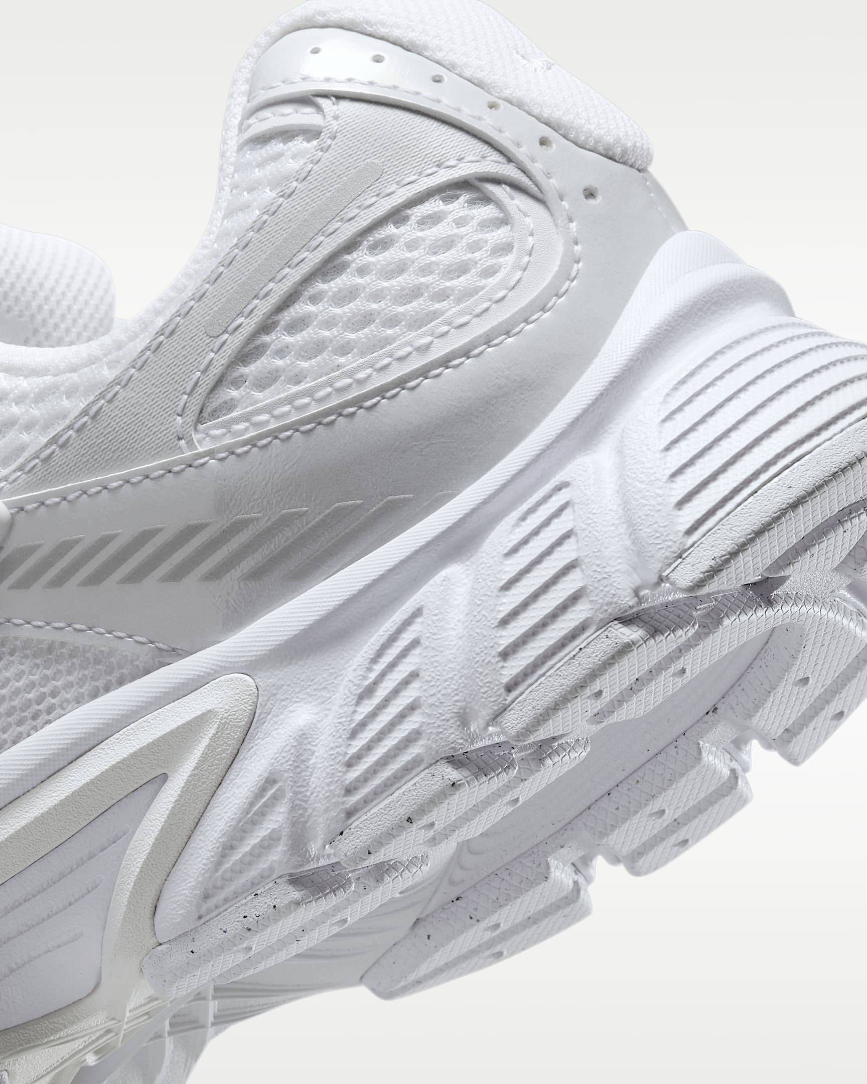 Nike V5 RNR Yansıtıcı Tasarım Vurgulu Kadın Ayakkabısı - Beyaz/Siyah/Metallic Silver/Beyaz