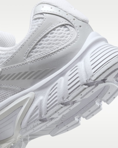 Nike V5 RNR Yansıtıcı Tasarım Vurgulu Kadın Ayakkabısı - Beyaz/Siyah/Metallic Silver/Beyaz