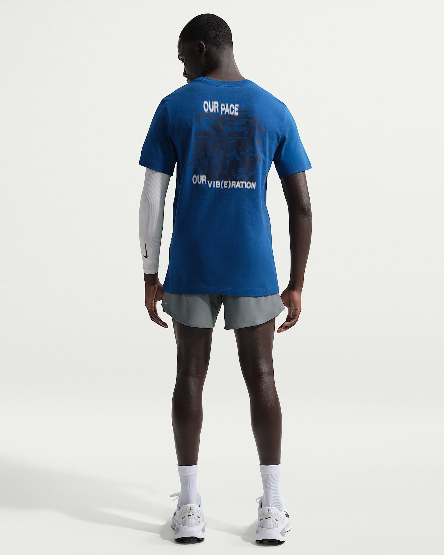 Nike Stride Dri-FIT 18 cm Slip Astarlı Erkek Koşu Şortu - Smoke Grey
