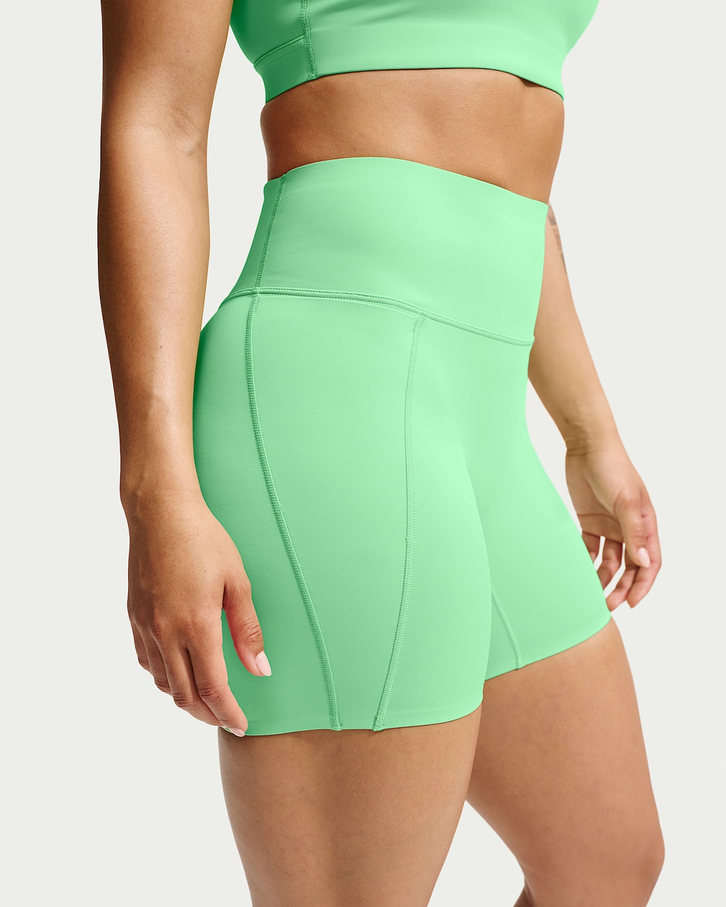Nike Universa Yüksek Belli Ön Dikişsiz 13 cm Kadın Bisiklet Şortu - Illusion Green/Light Green Spark/Green Spark
