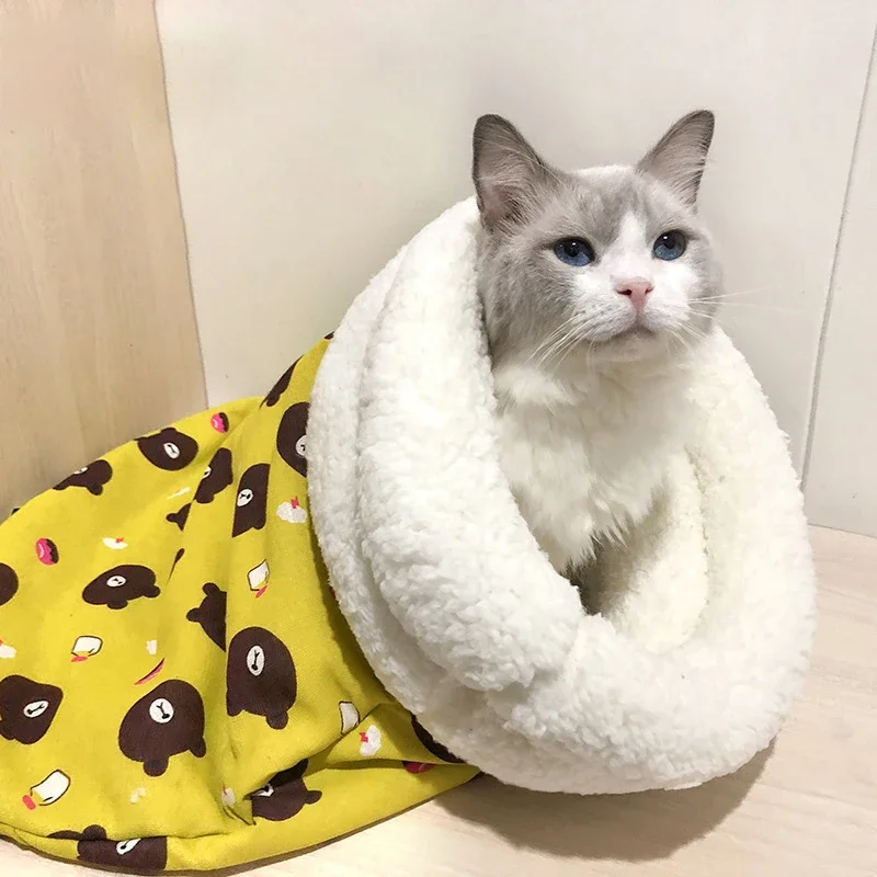 Self-warming fabric detail of the cat bed