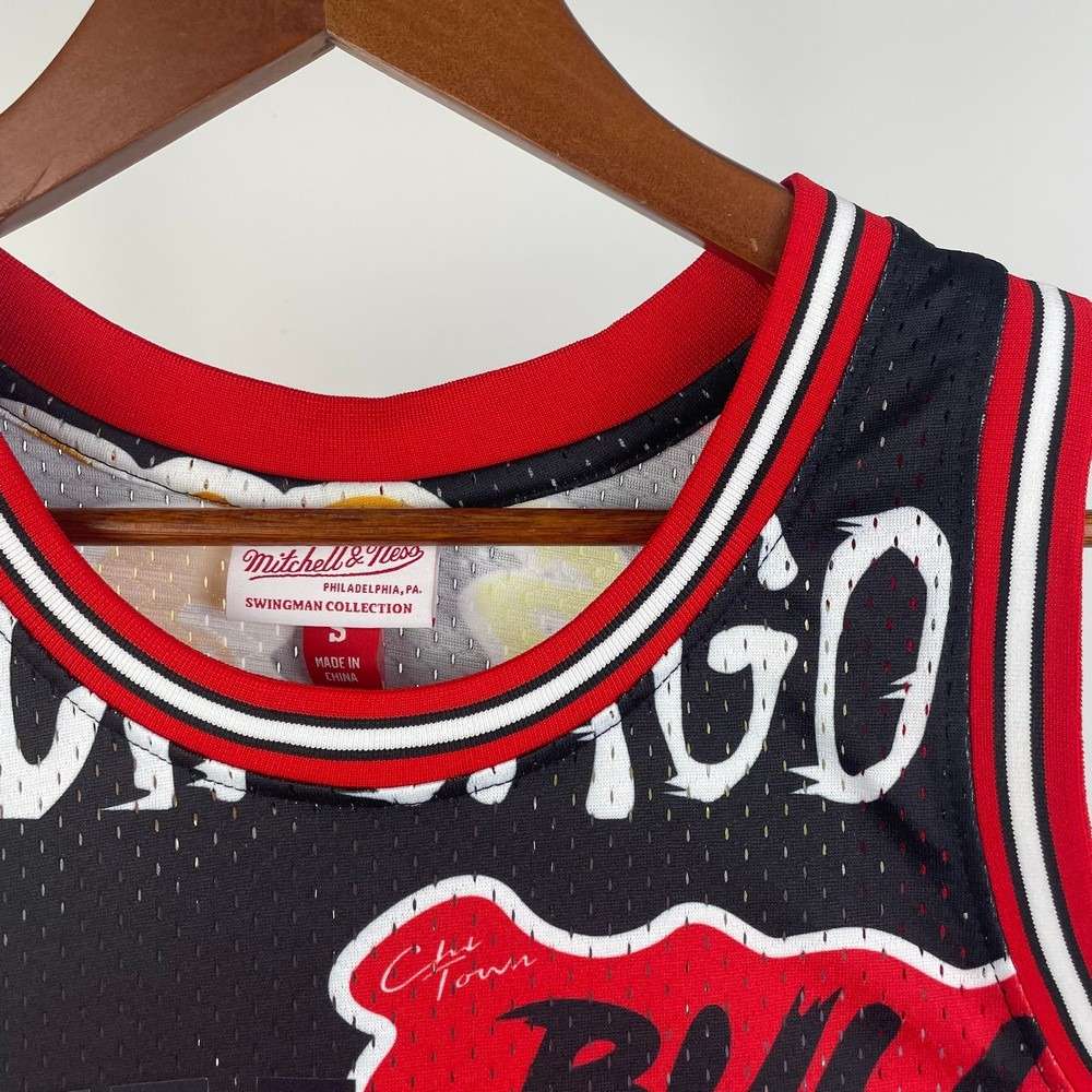 Chicago Bulls Michael Jordan #23 Throwback Street Graffiti 1997-98 Hardwood Classics Jersey - view 5