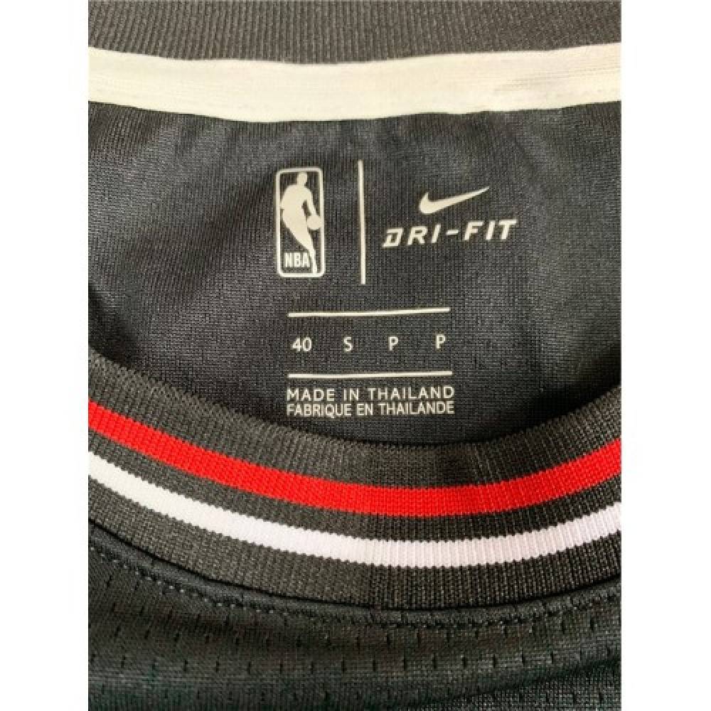 Men's Chicago Bulls Michael Jordan #23 Black Swingman Jersey - view 4