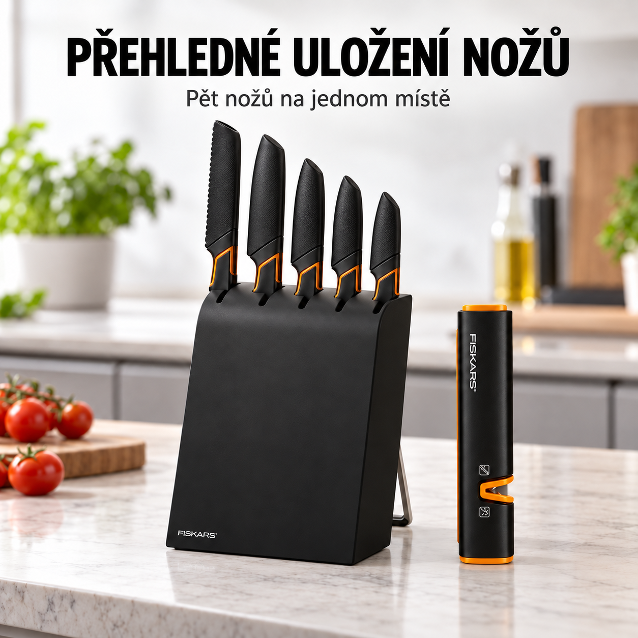 Pět nožů přehledně uložených v držáku