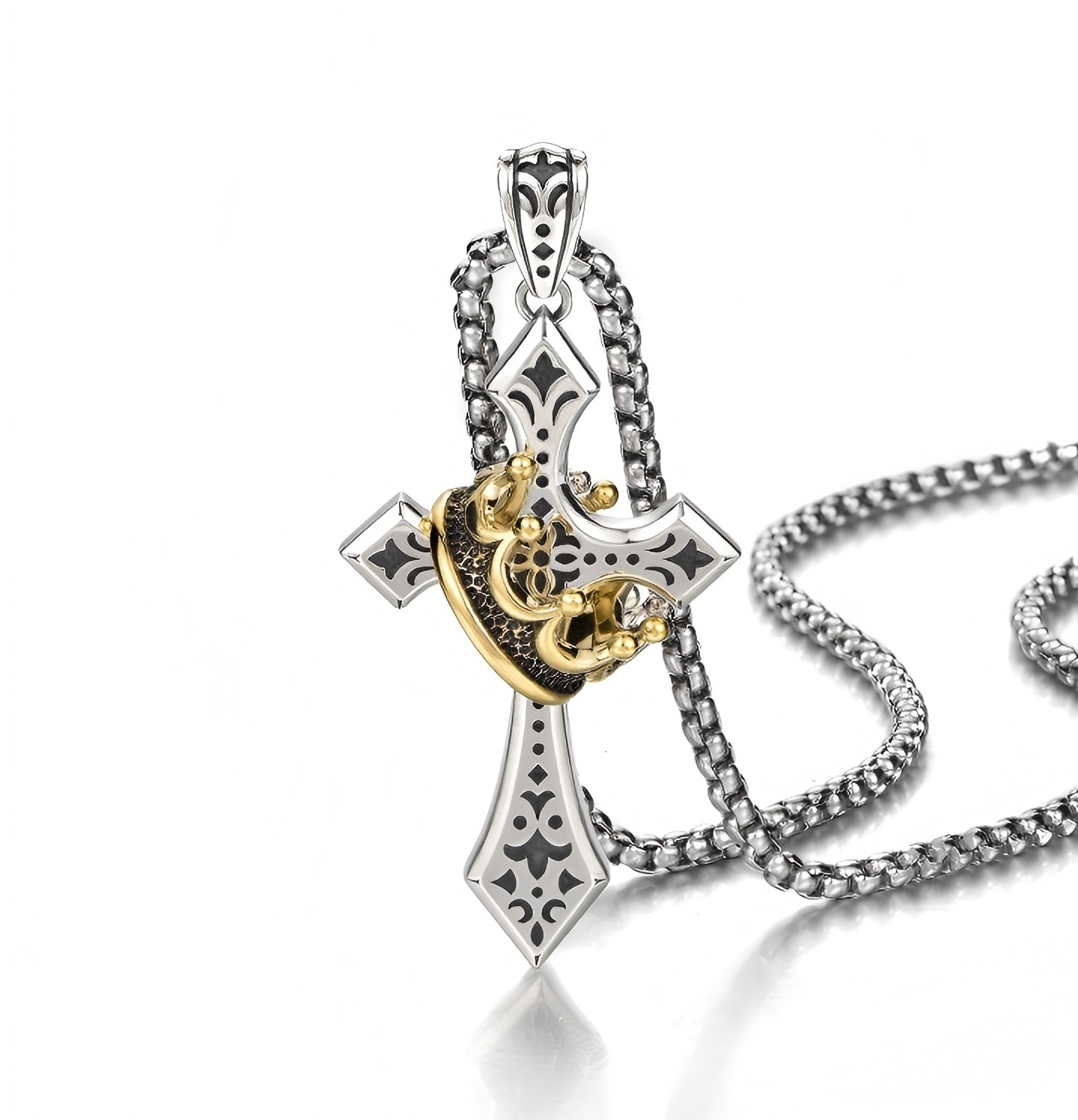 Detal naszyjnika The Crown Crucifix – precyzyjne połączenie stali nierdzewnej i mosiądzu z matowym wykończeniem