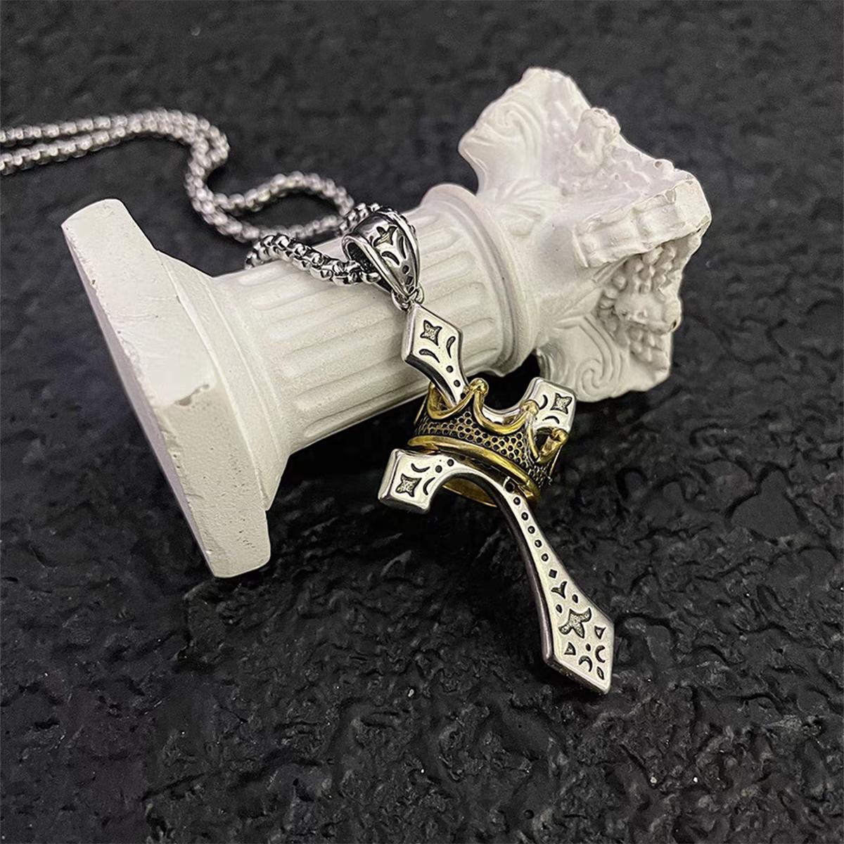 Kobieta nosząca naszyjnik The Crown Crucifix ze stali nierdzewnej i mosiądzu – elegancka biżuteria codzienna