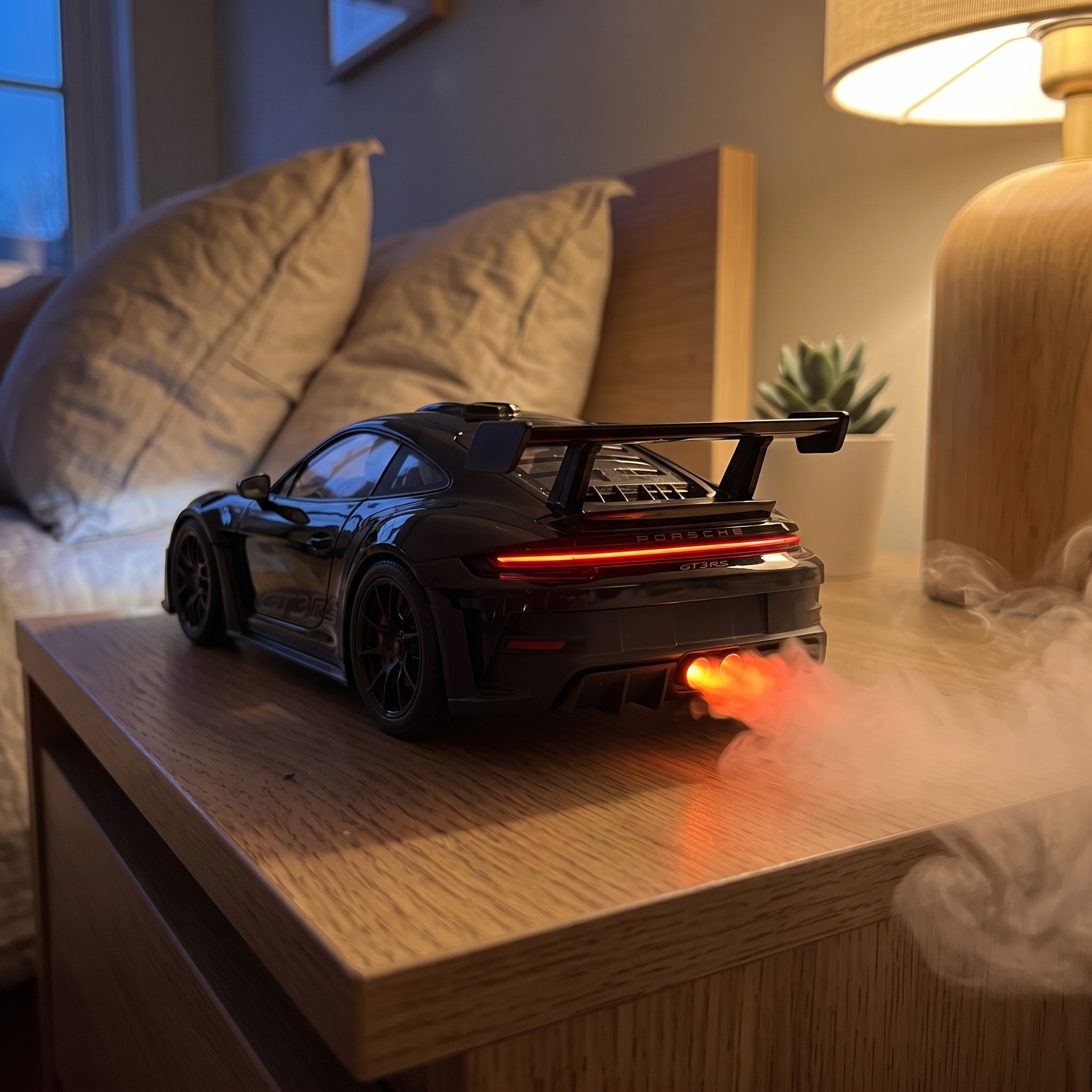 Motor Scent car-shaped desk humidifier with exhaust mist