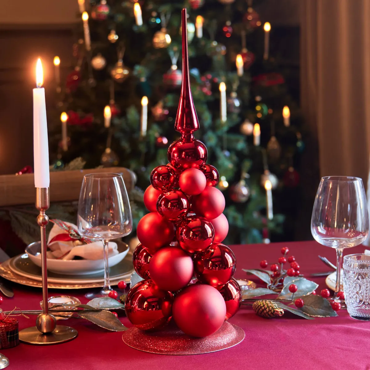 Sapin de table décoratif en boules de Noël rouges – 32 cm