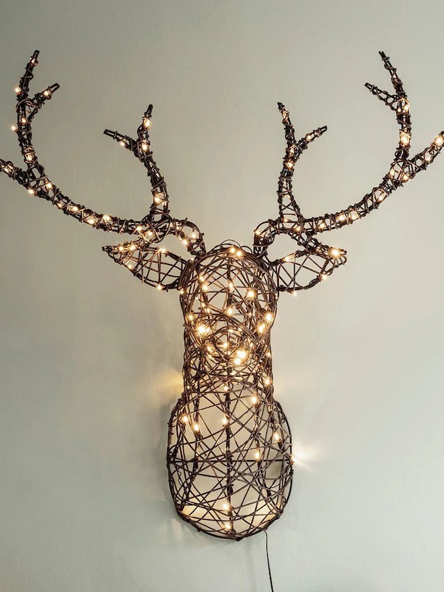 Tête de cerf murale lumineuse en rotin avec LED – 84 cm