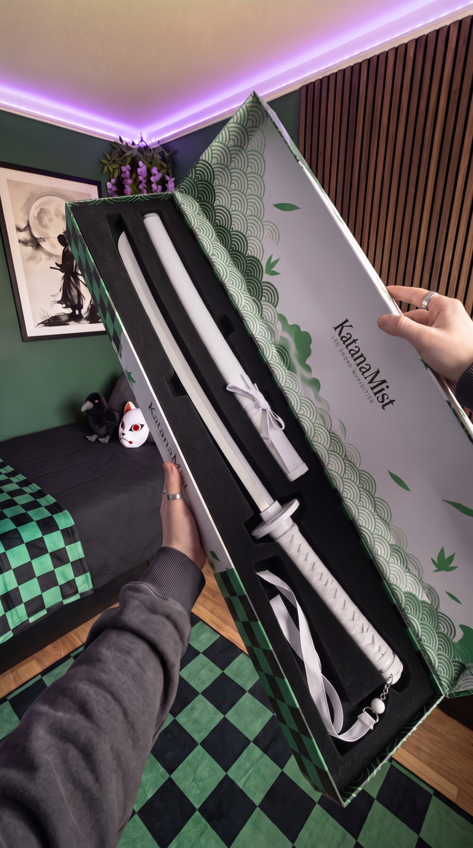 White display blade and sheath presented in the product box