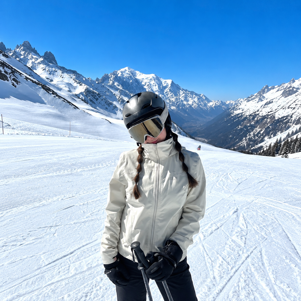 Snow-reactive jacket when dry