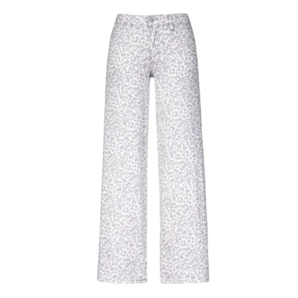 Women’s BBL-Enhancing Wide-Leg Baggy Jeans
