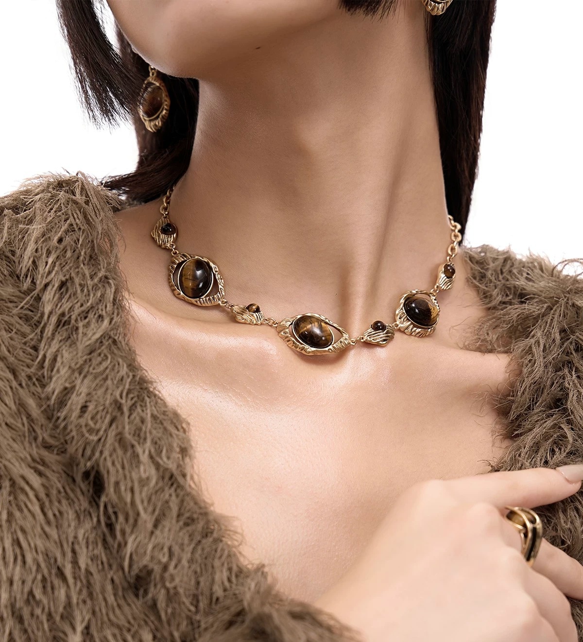 Vintage Earthy Tiger's Eye Statement Necklace | Retro Button-Lock Chunky Collar Necklace, Alloy Gold/Silver Plated