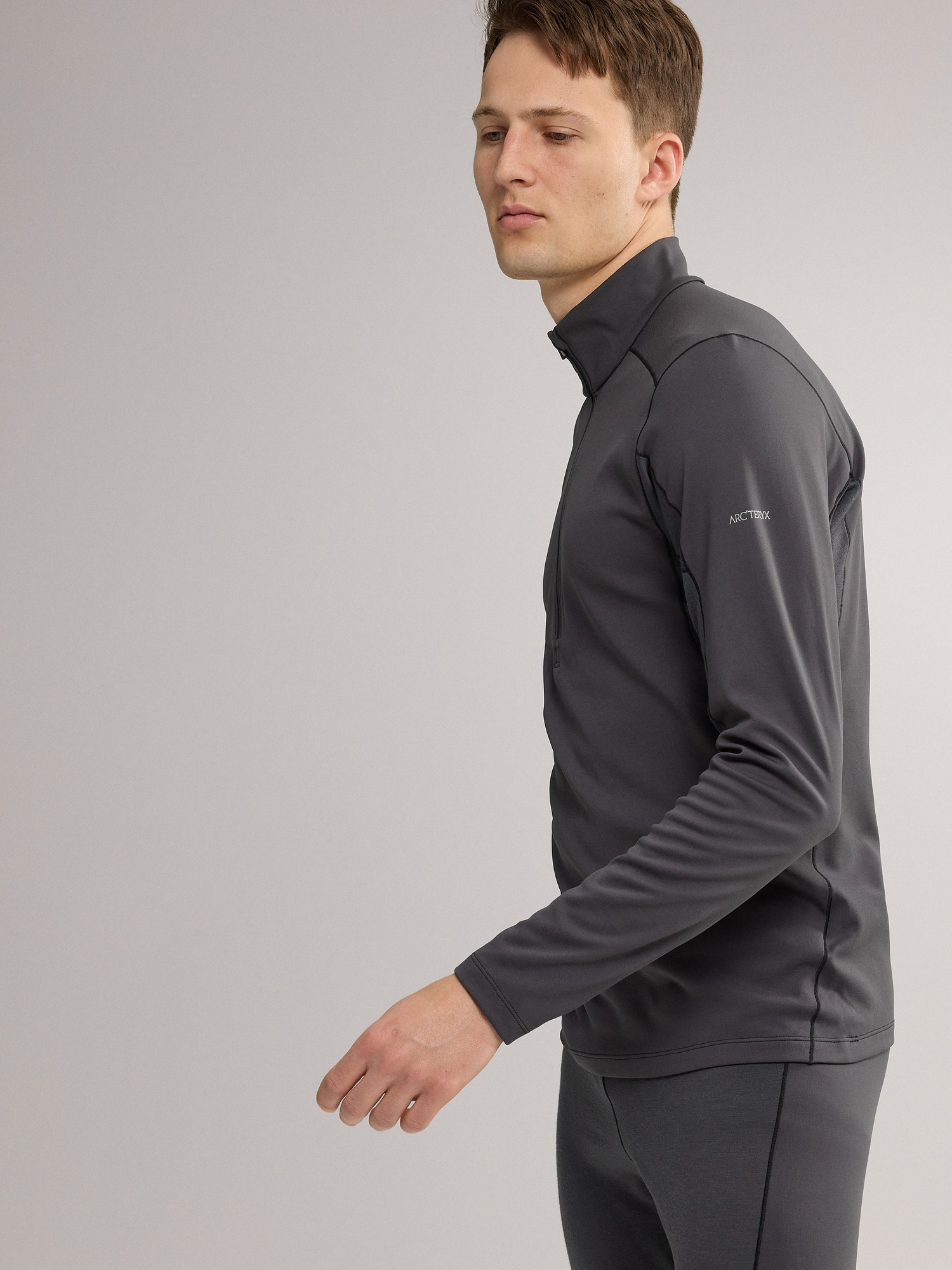 [FW23] 로 하이브리드 1/2 짚 남성 - GRAPHITE - 4