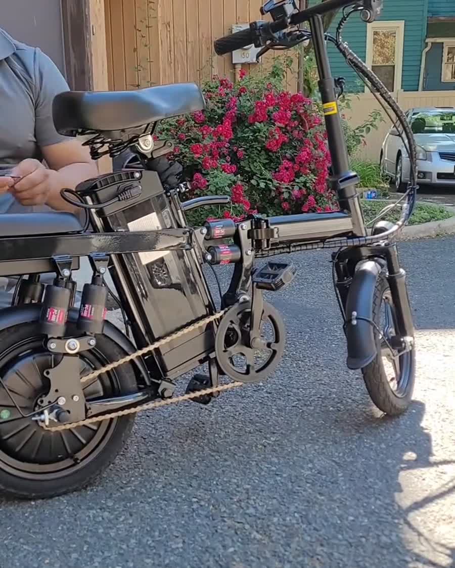 Real product detail showing the folding joint, saddle, battery position and compact wheels