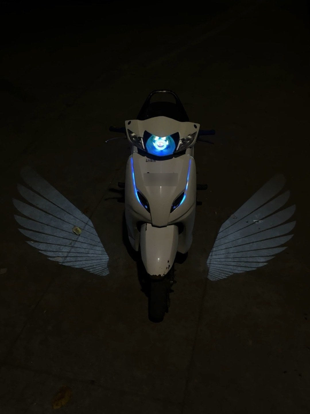 White wings projected on both sides of a scooter