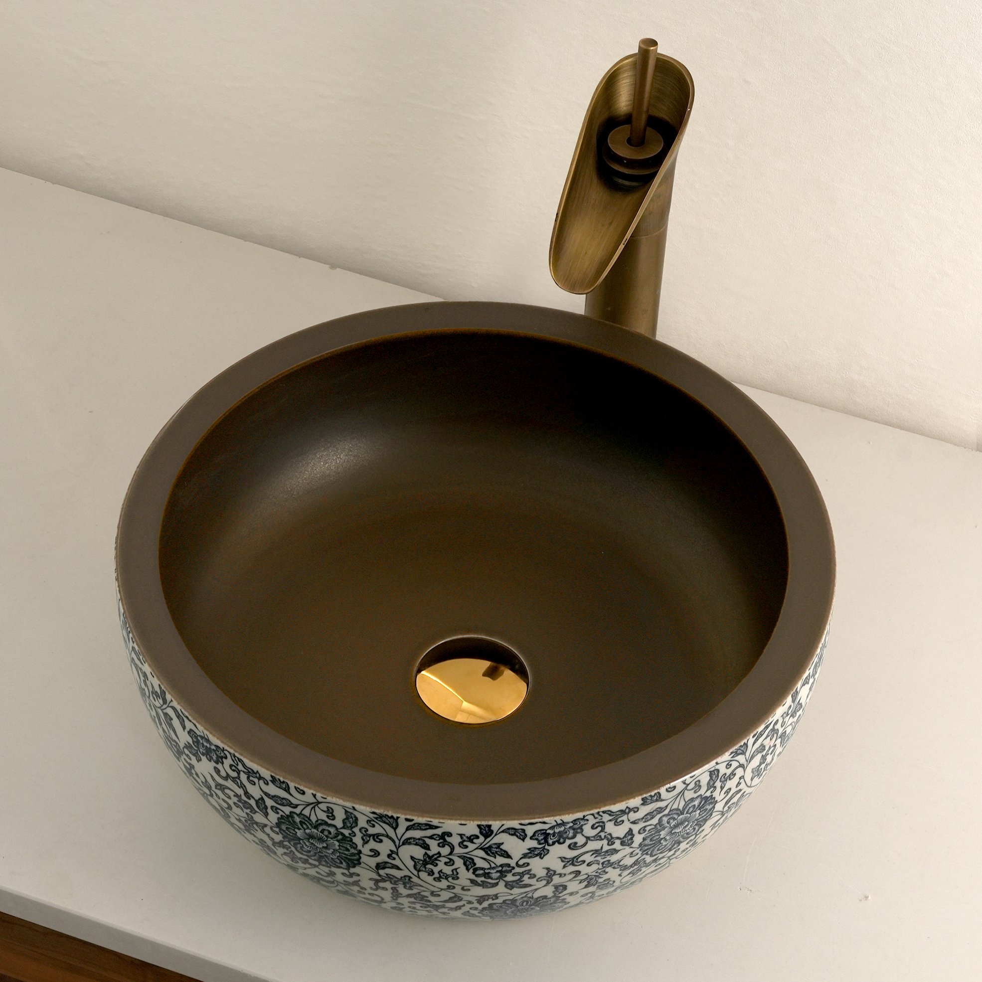 Washbasin with a brown and blue pattern