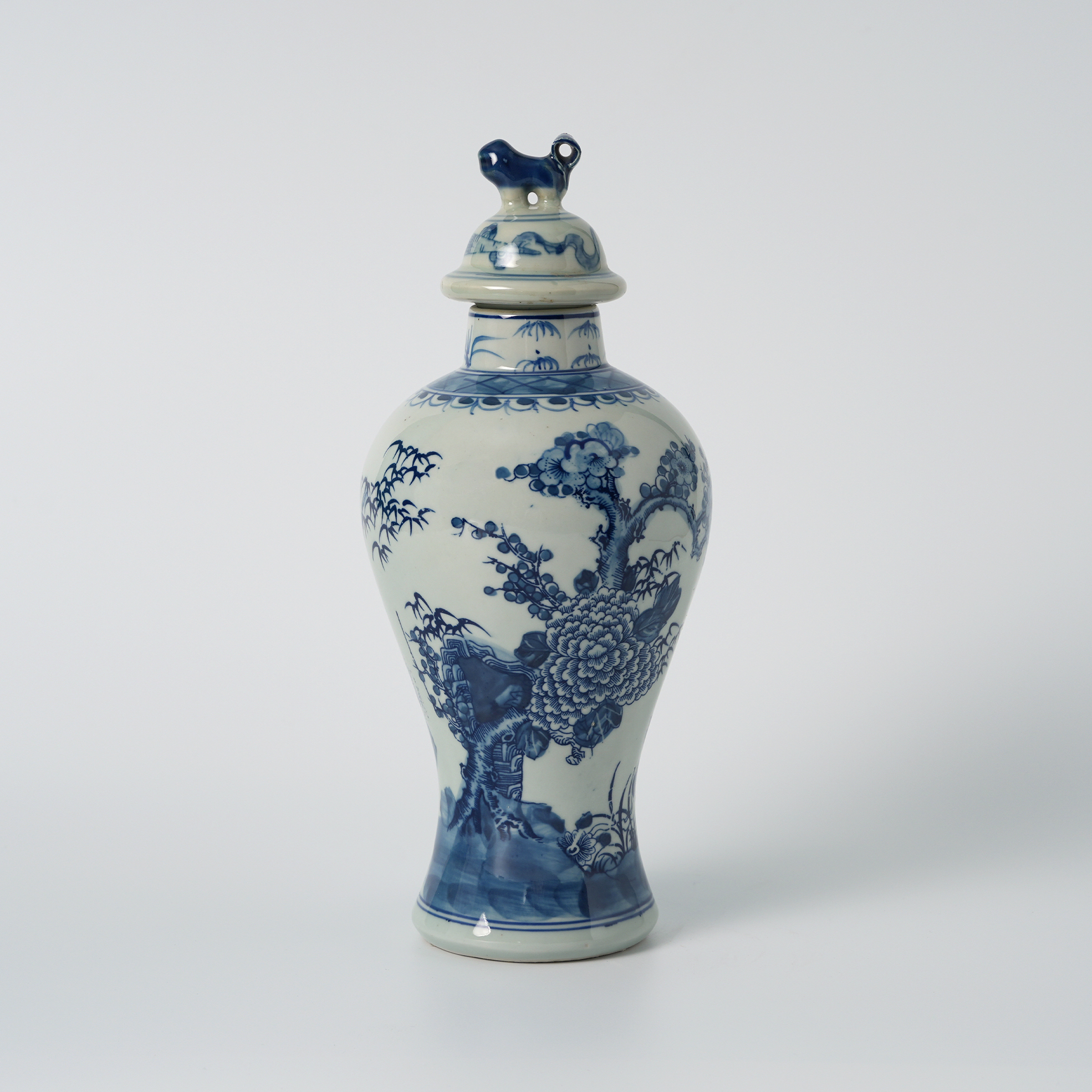 Antique blue and white floral pattern decorative vase 72