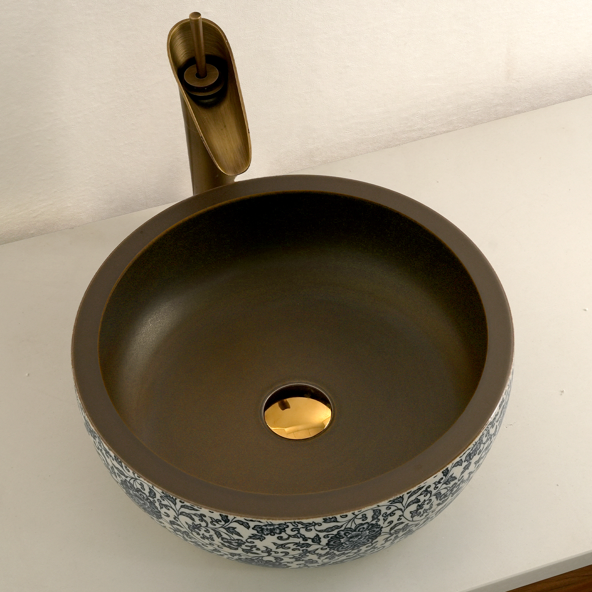 Washbasin with a brown and blue pattern