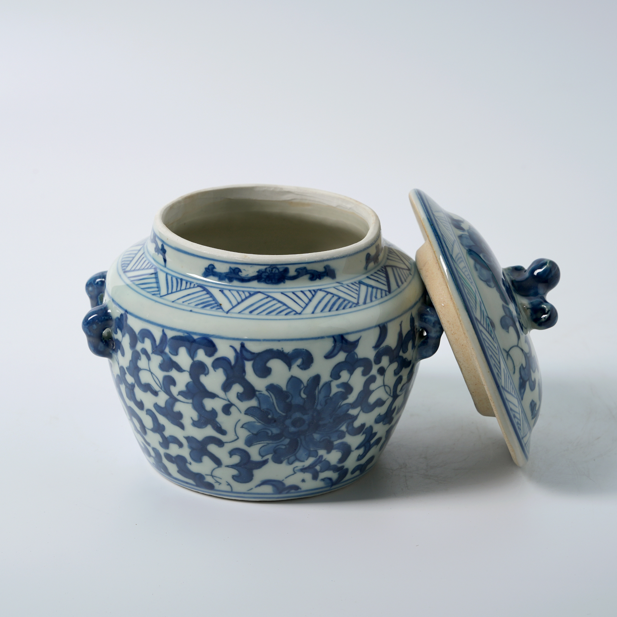 Antique blue and white floral pattern decorated ginger jar lid 70