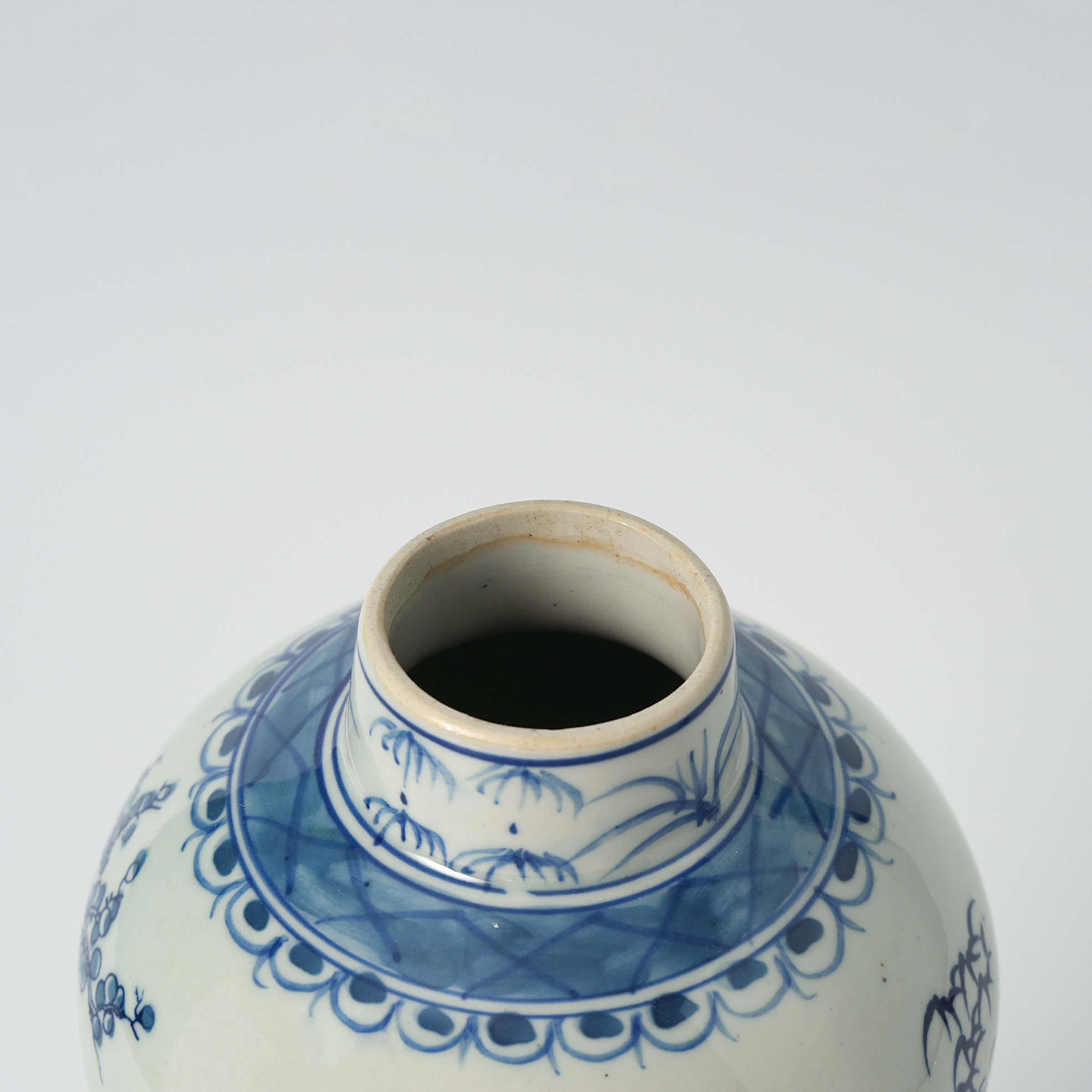 Antique blue and white floral pattern decorative vase 72