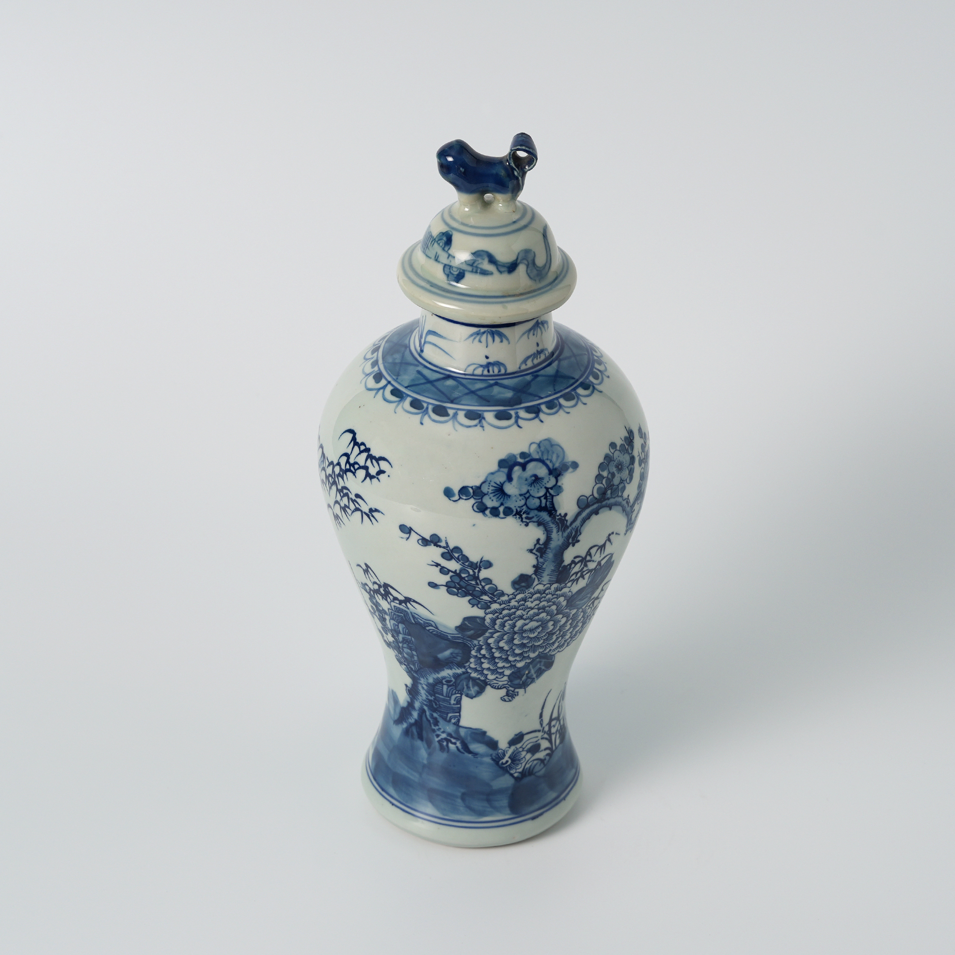 Antique blue and white floral pattern decorative vase 72