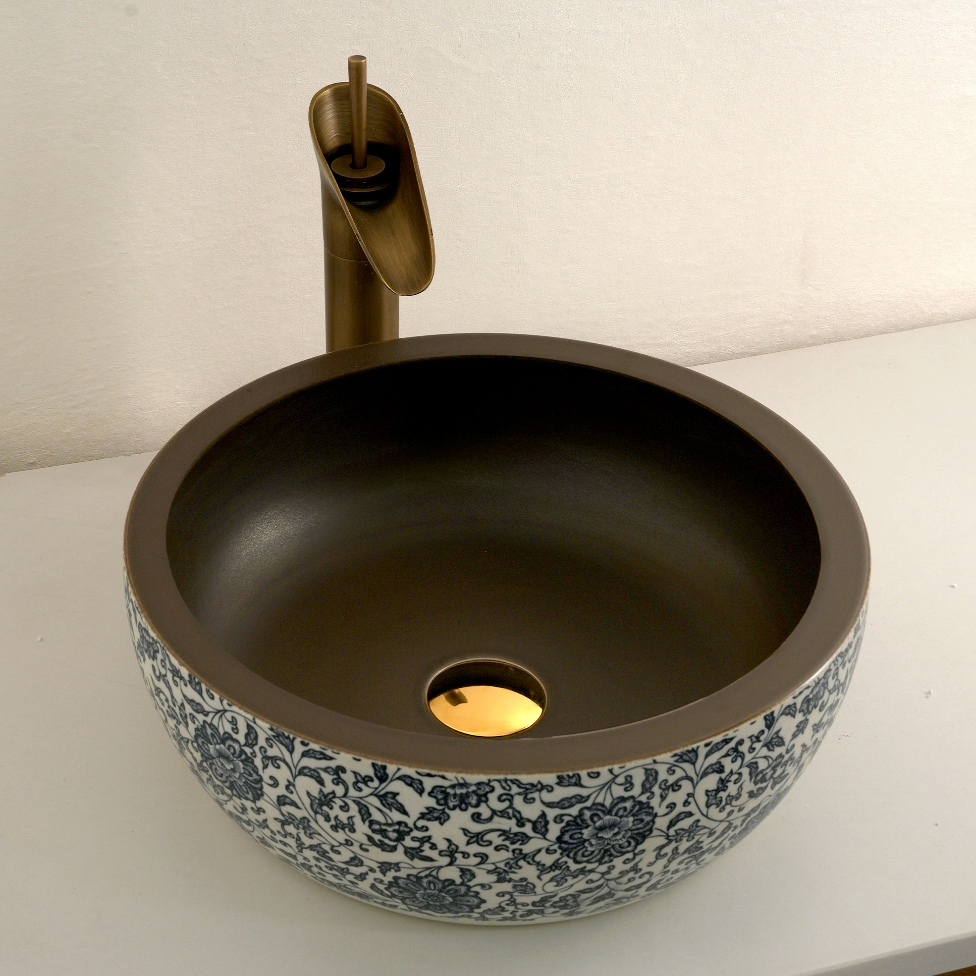 Washbasin with a brown and blue pattern