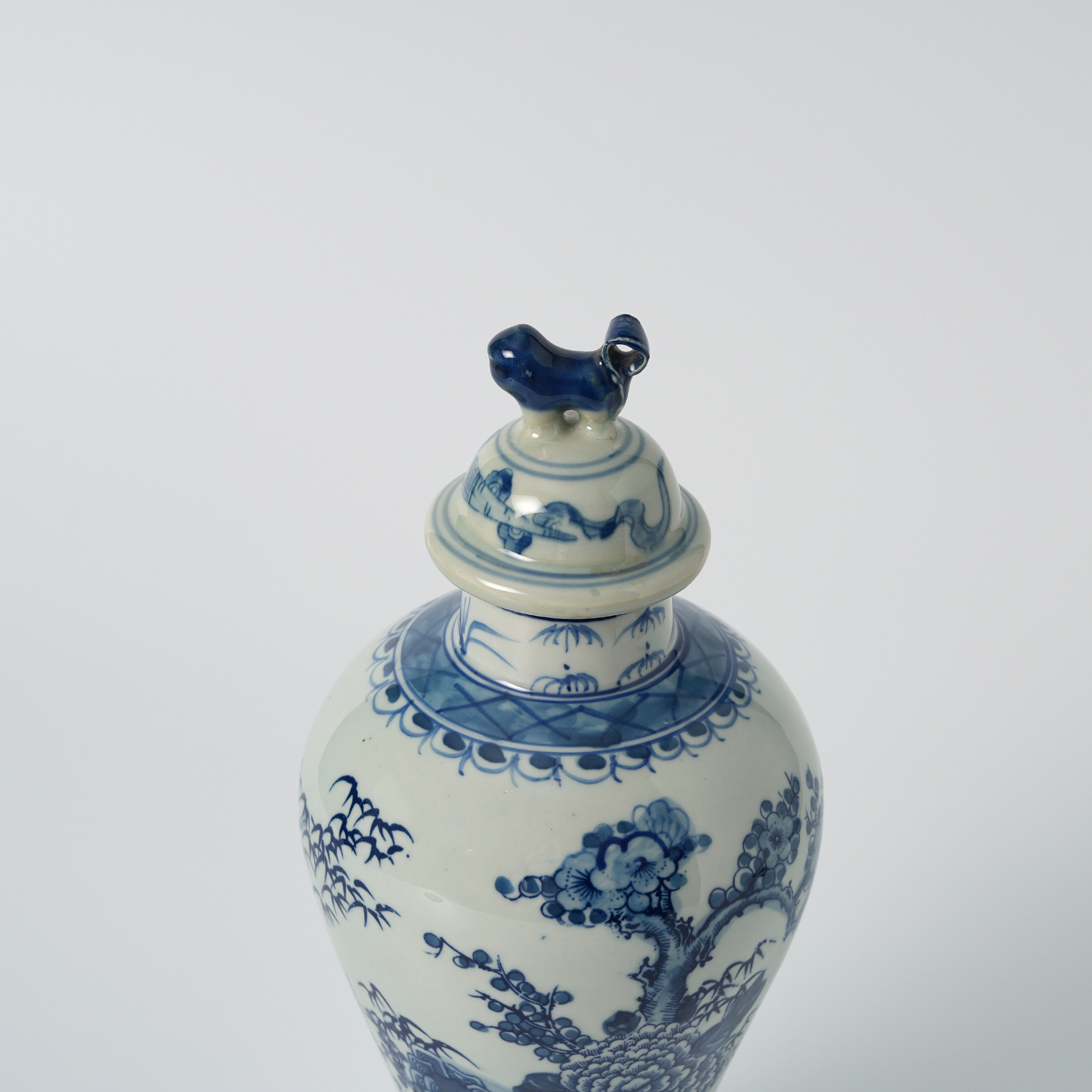Antique blue and white floral pattern decorative vase 72