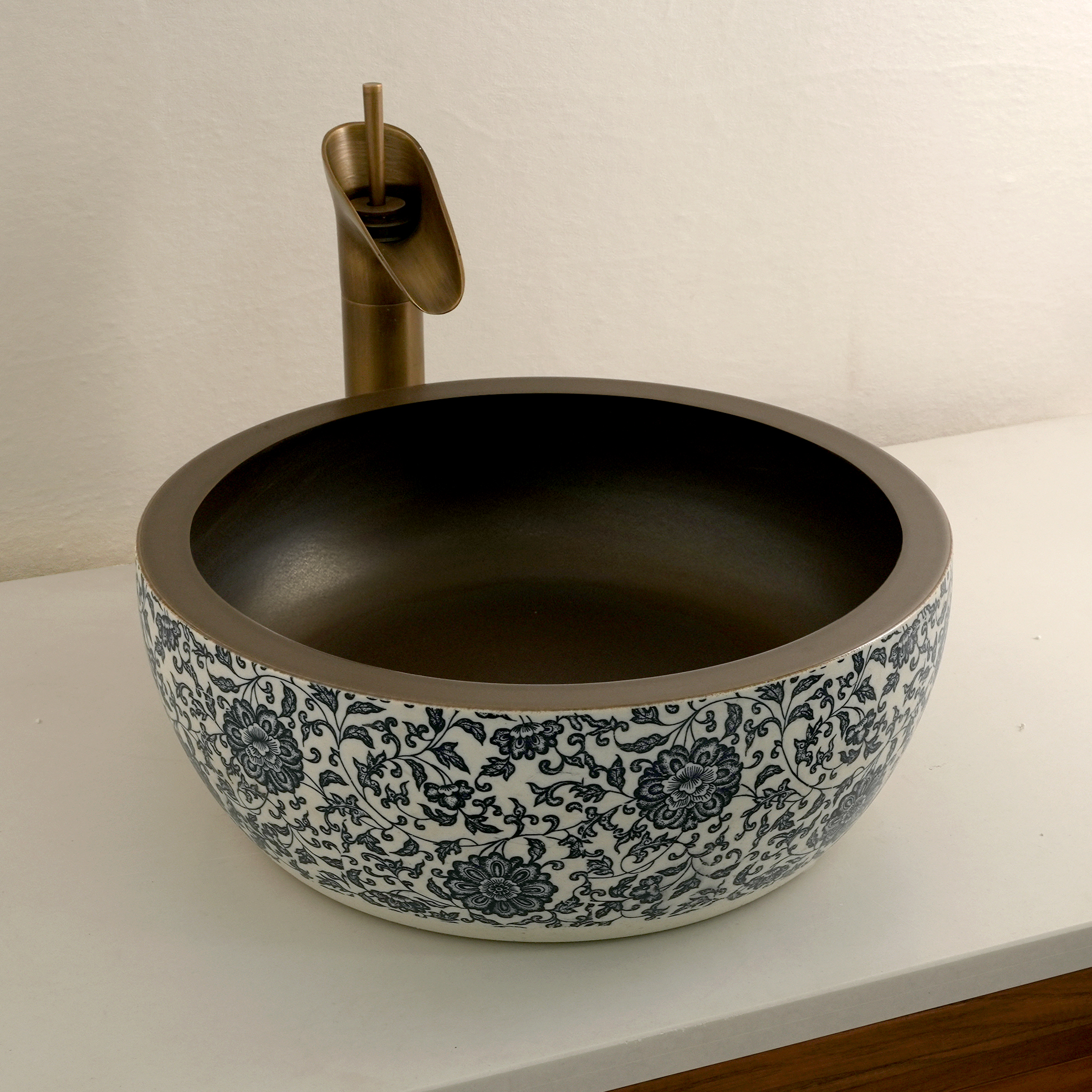 Washbasin with a brown and blue pattern
