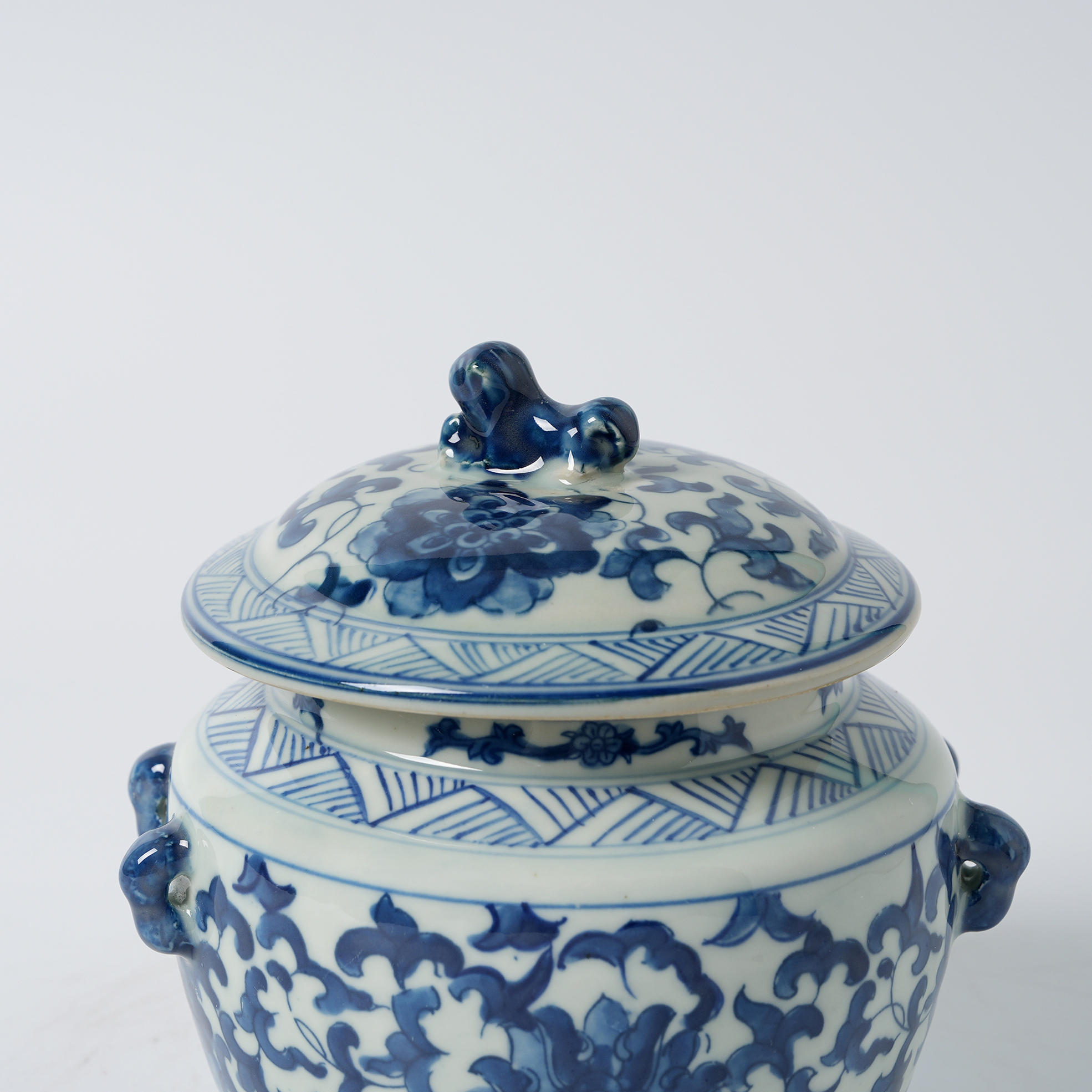 Antique blue and white floral pattern decorated ginger jar lid 70