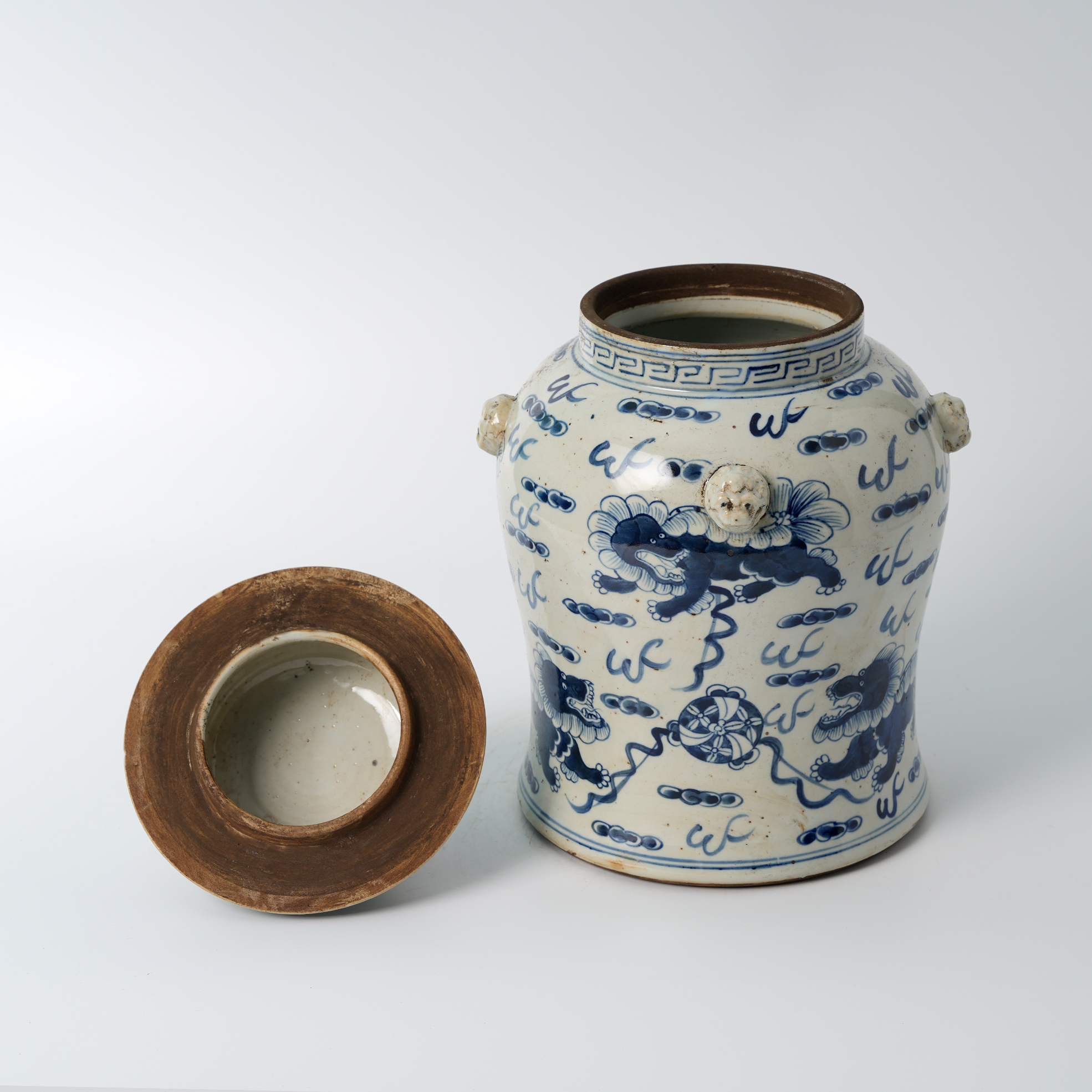 Antique blue and white porcelain lion head ceramic flower pot, hand-painted 62