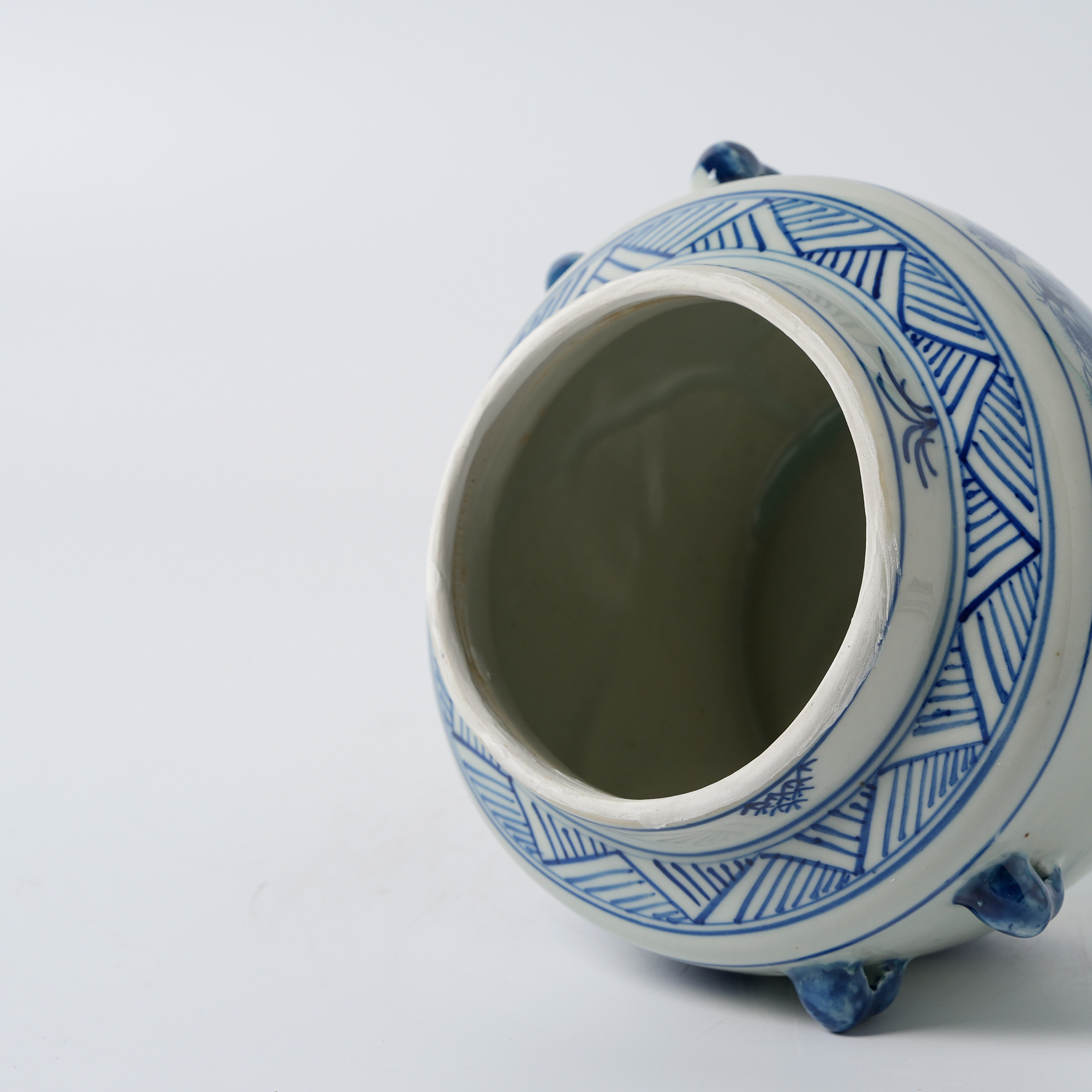 Antique blue and white floral pattern decorated ginger jar lid 69