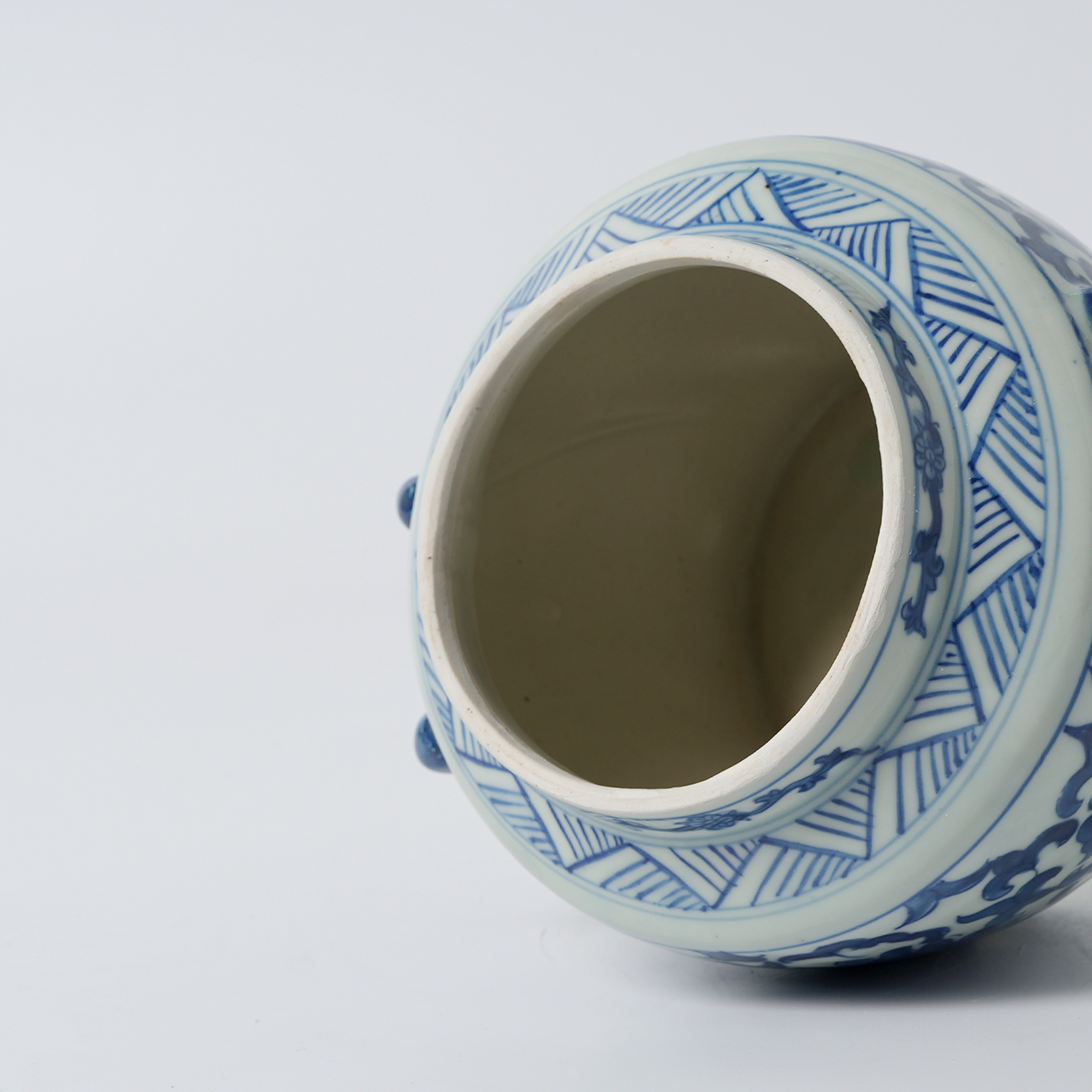 Antique blue and white floral pattern decorated ginger jar lid 70