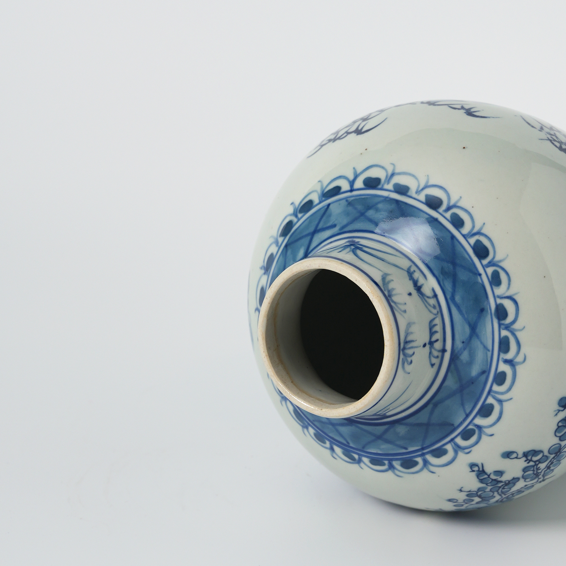 Antique blue and white floral pattern decorative vase 72