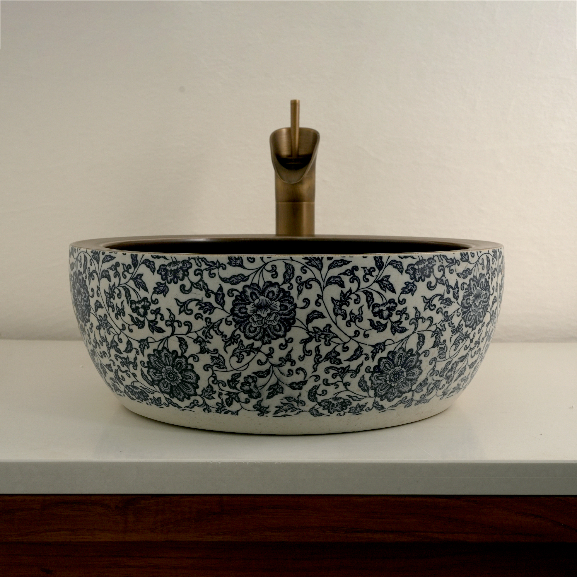 Washbasin with a brown and blue pattern