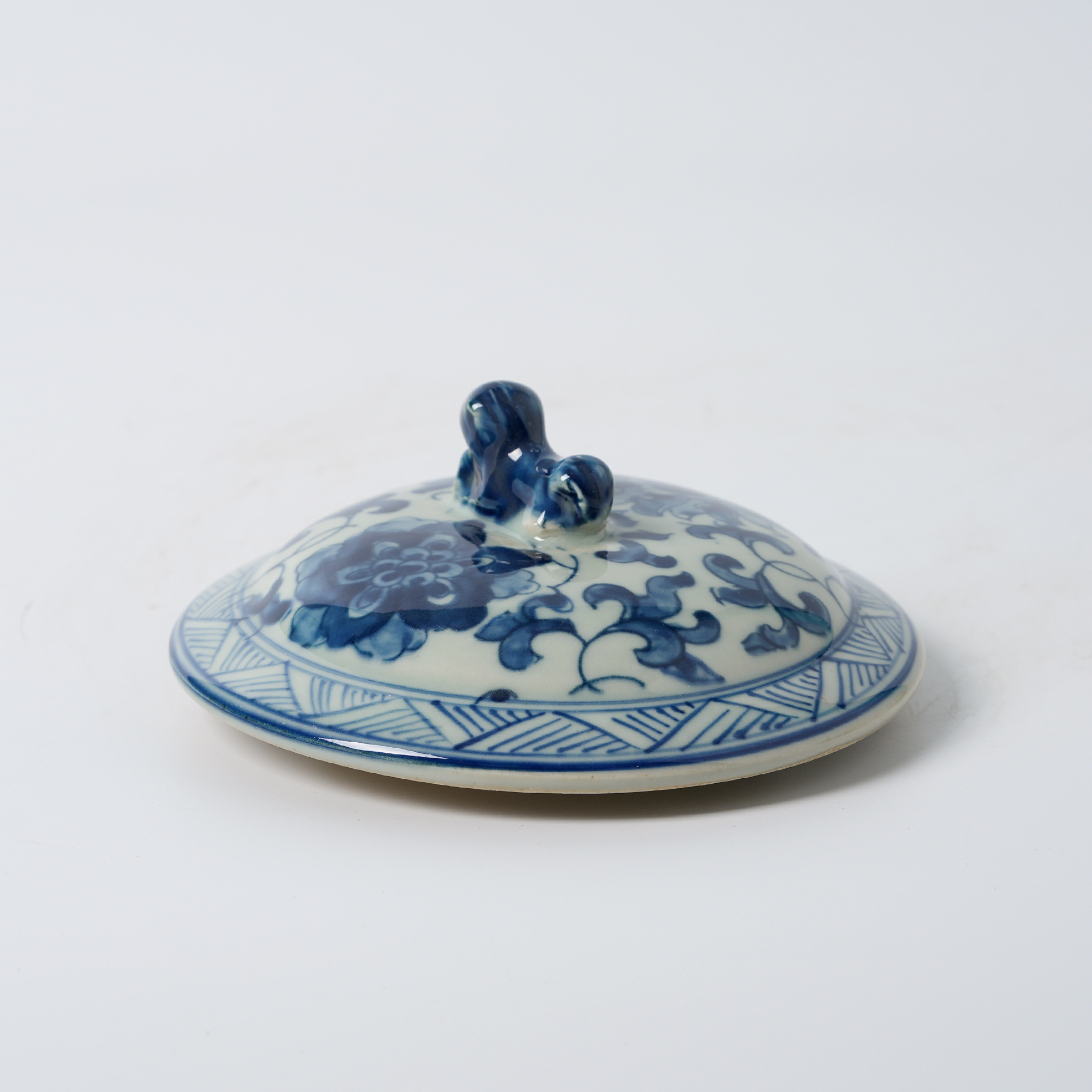 Antique blue and white floral pattern decorated ginger jar lid 70