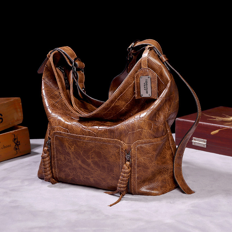 Retro versatile large capacity leather bag