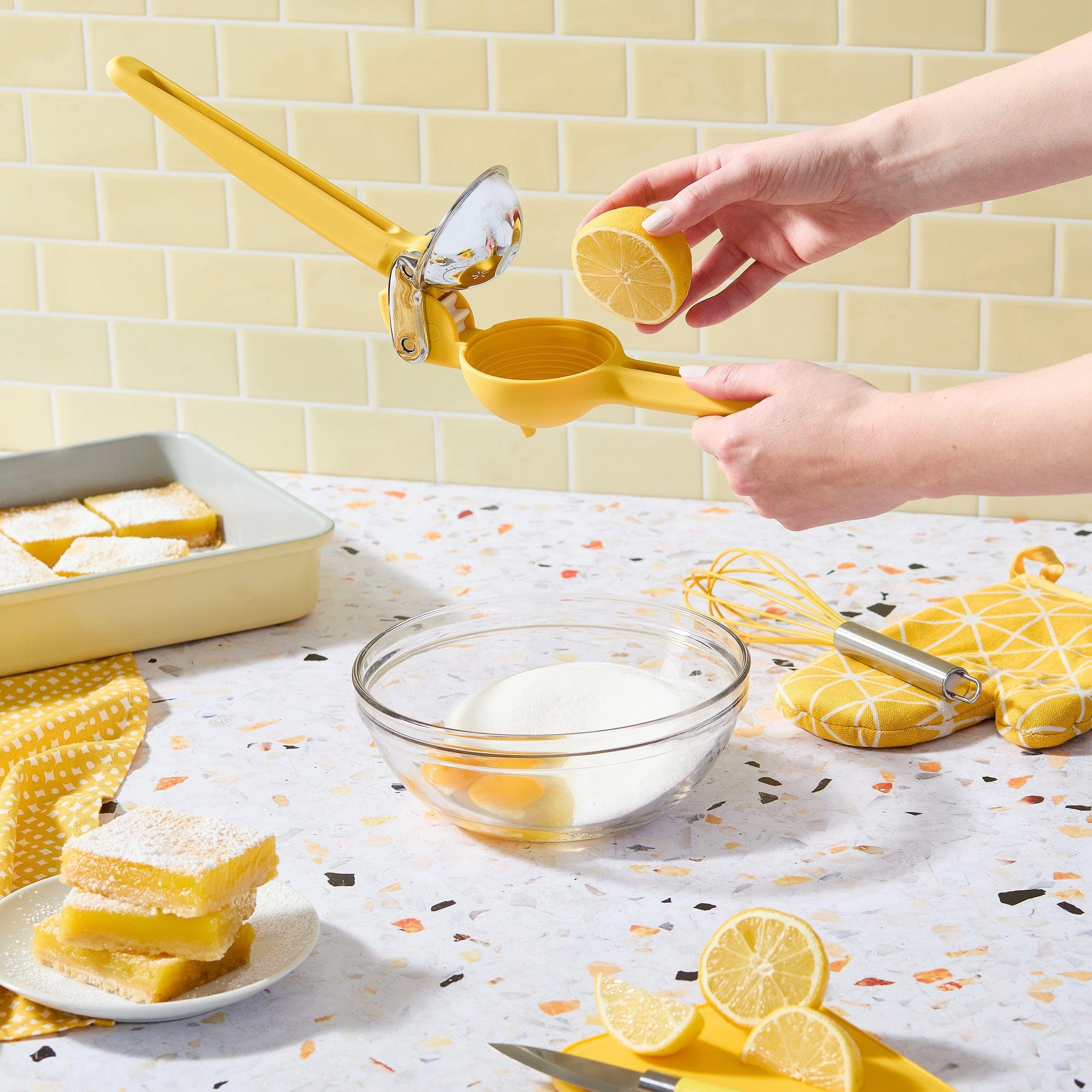 Chef'n FreshForce Lemon Squeezer Citrus Juicer, Manual Hand Press with Dual-Gear Power for Maximum Juice Extraction, Durable, Yellow