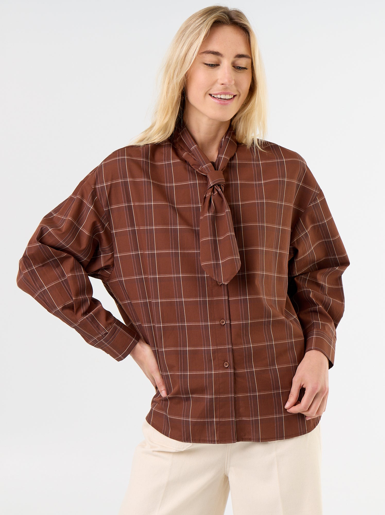 Chemise ample à manches longues et col lavallière - Marron (GHM63_5)