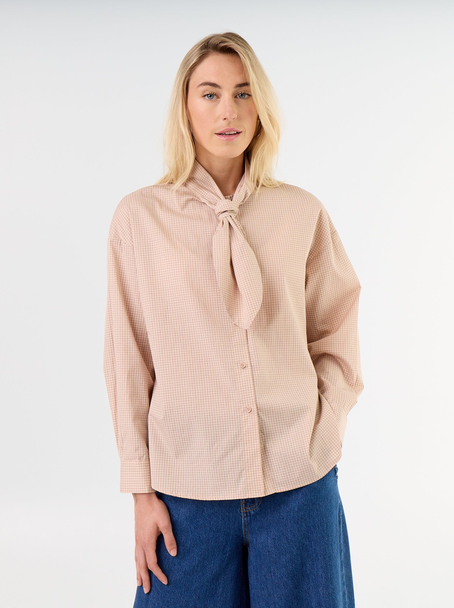 Chemise ample à manches longues et col lavallière - Beige