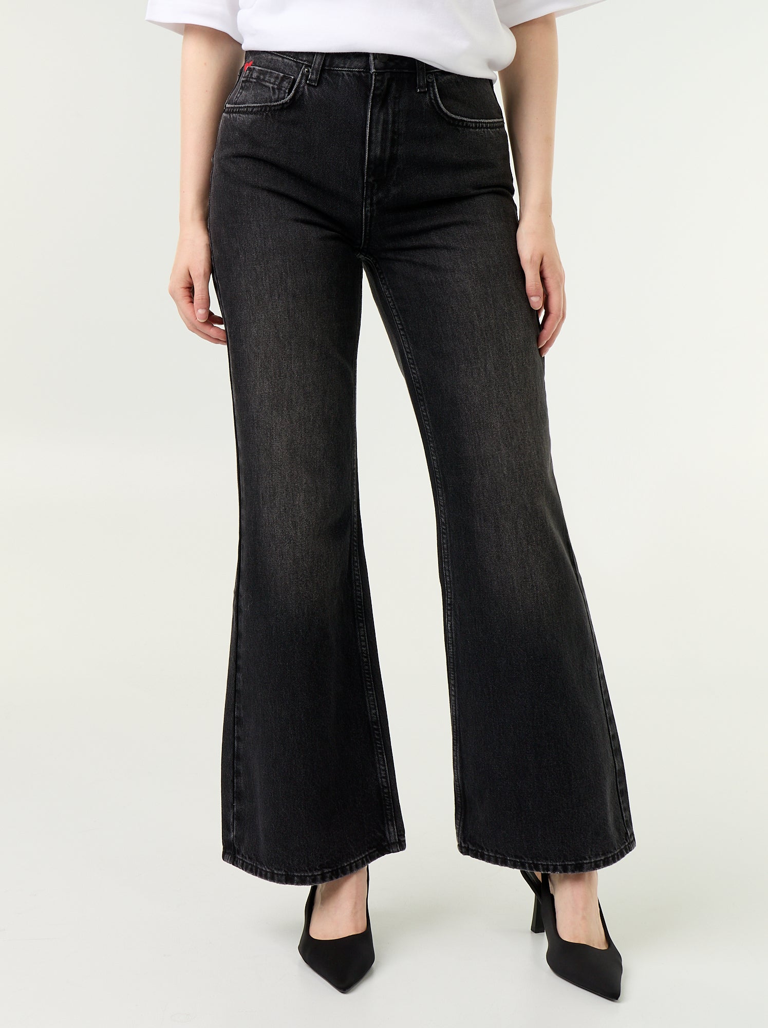 Jean taille haute coupe flare avec broderies 'cœurs' - Noir