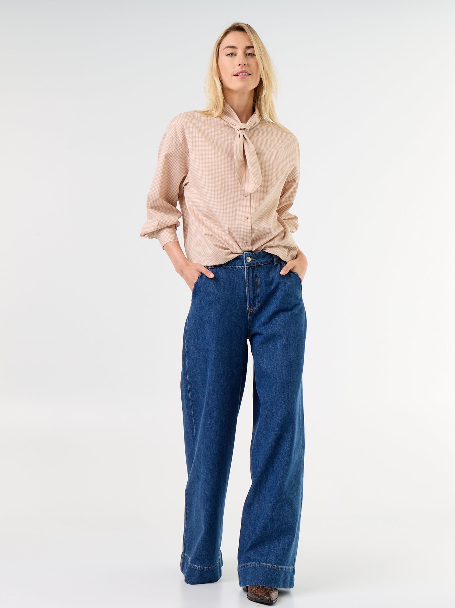 Chemise ample à manches longues et col lavallière - Beige