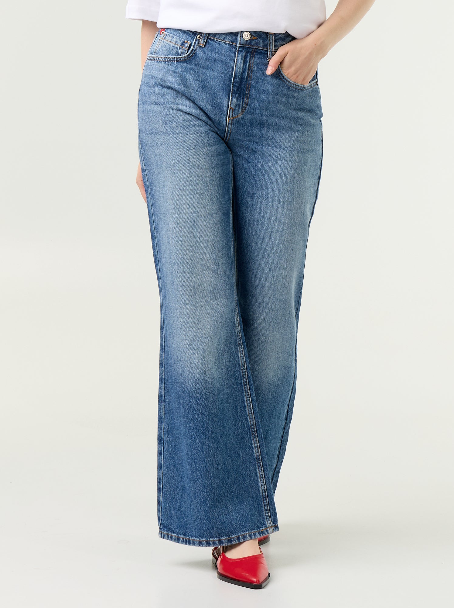 Jean taille haute coupe flare avec broderies 'cœurs' - Bleu (GKI22_3)