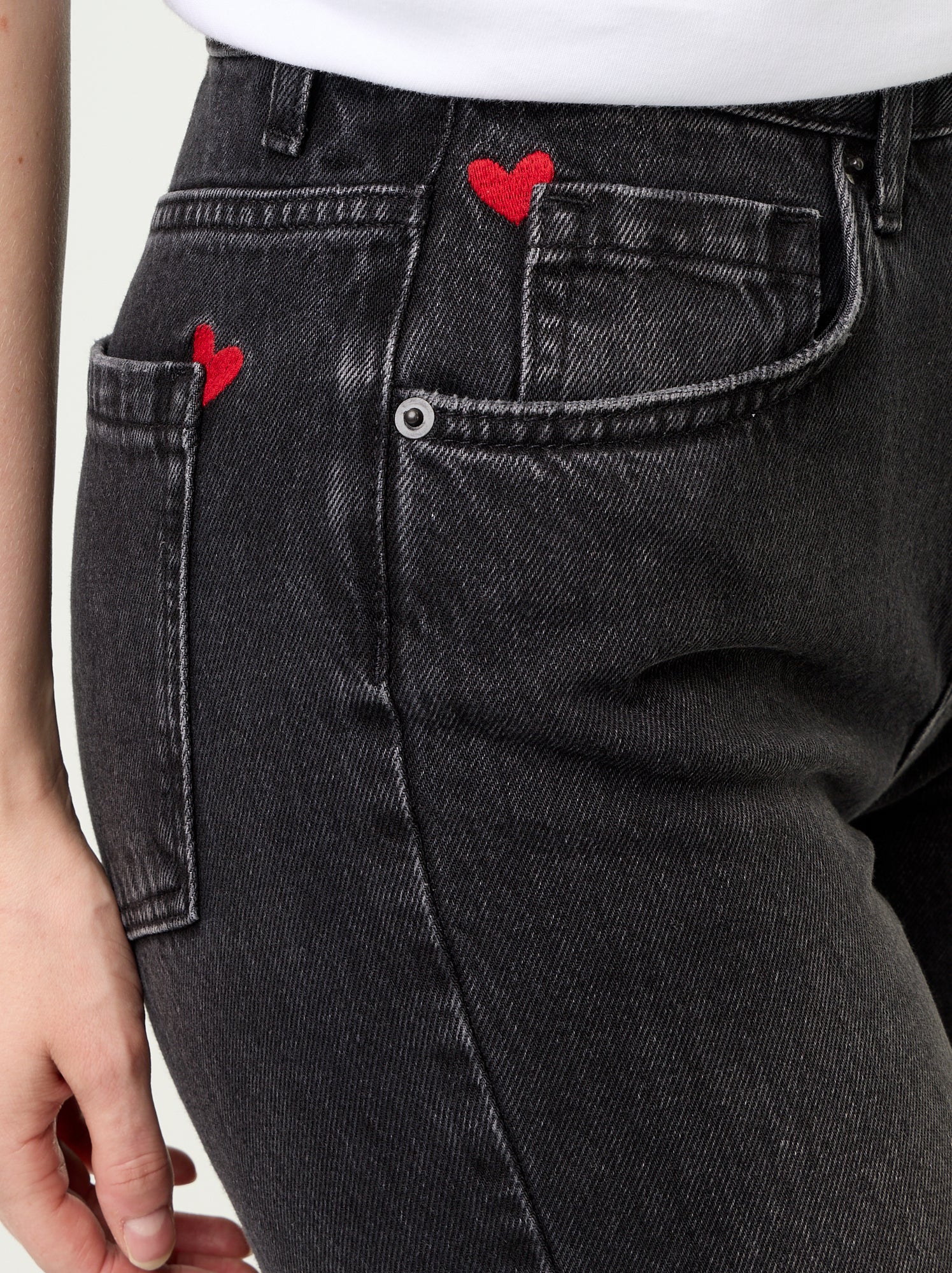 Jean taille haute coupe flare avec broderies 'cœurs' - Noir