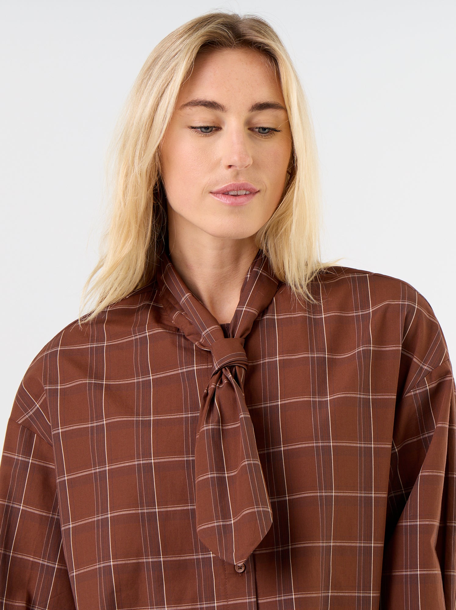 Chemise ample à manches longues et col lavallière - Marron (GHM63_5)