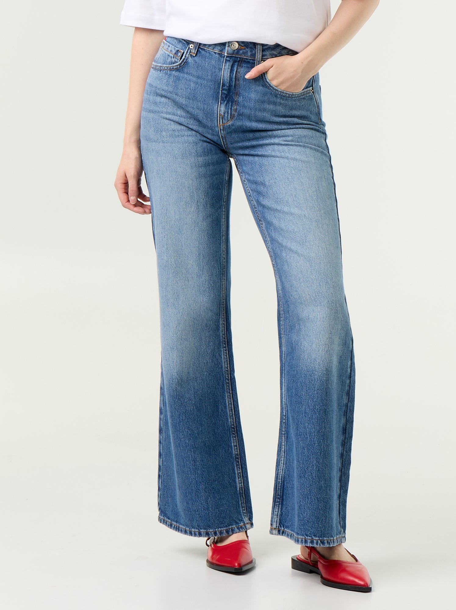 Jean taille haute coupe flare avec broderies 'cœurs' - Bleu (GKI22_3)
