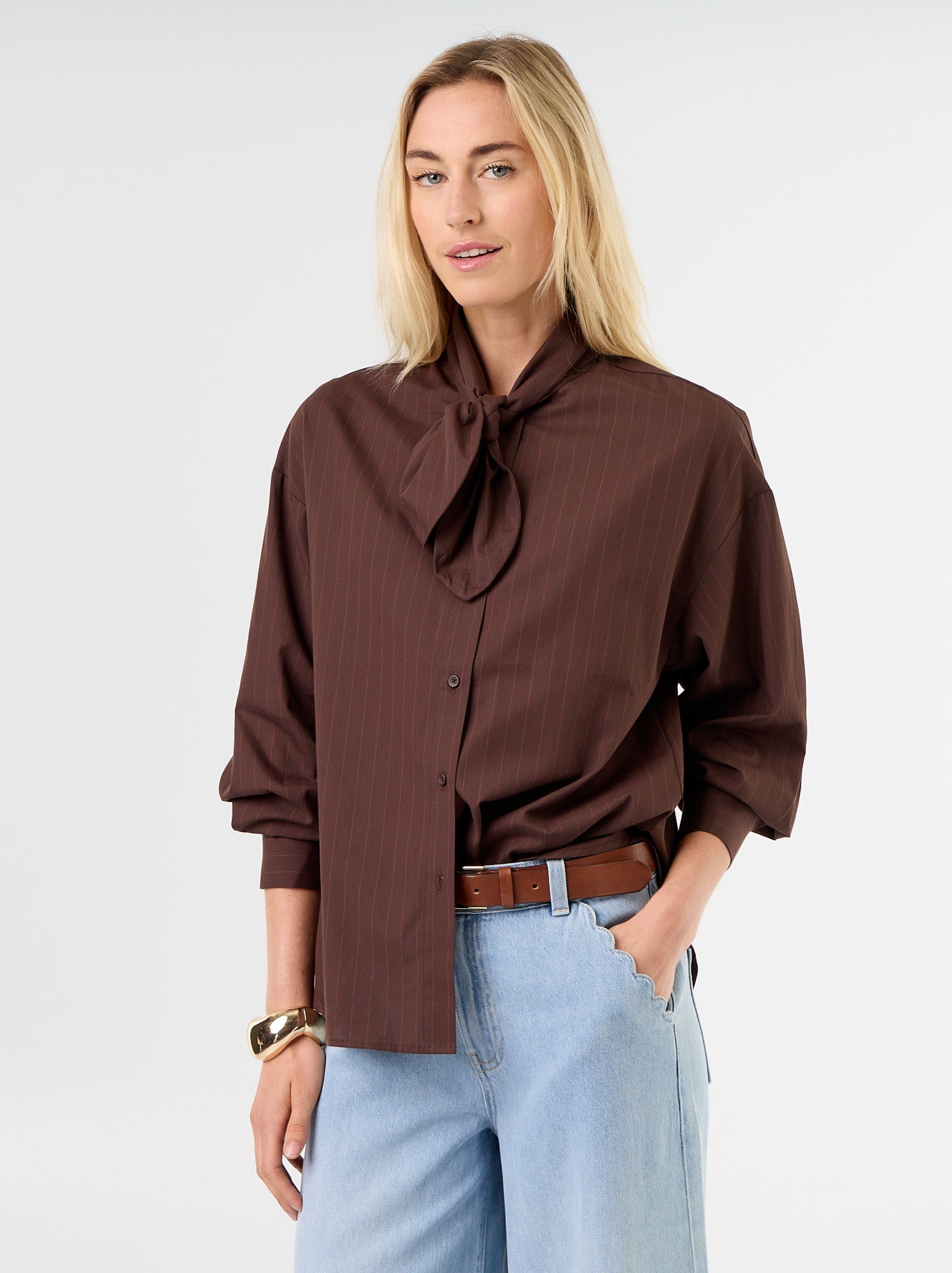 Chemise ample à manches longues et col lavallière - Marron (GHM63_7)