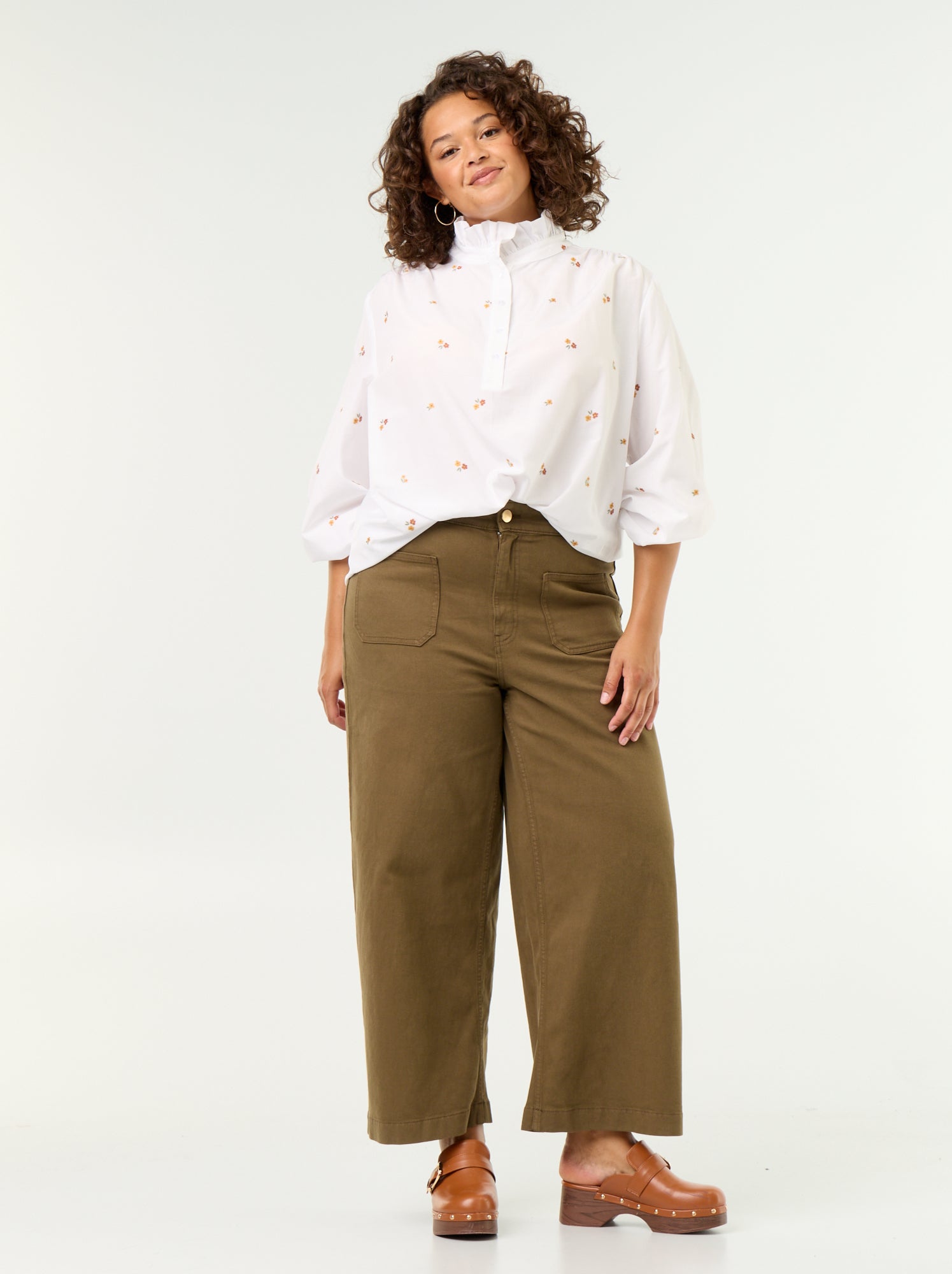 Blouse fleurs brodées avec col montant - Blanc